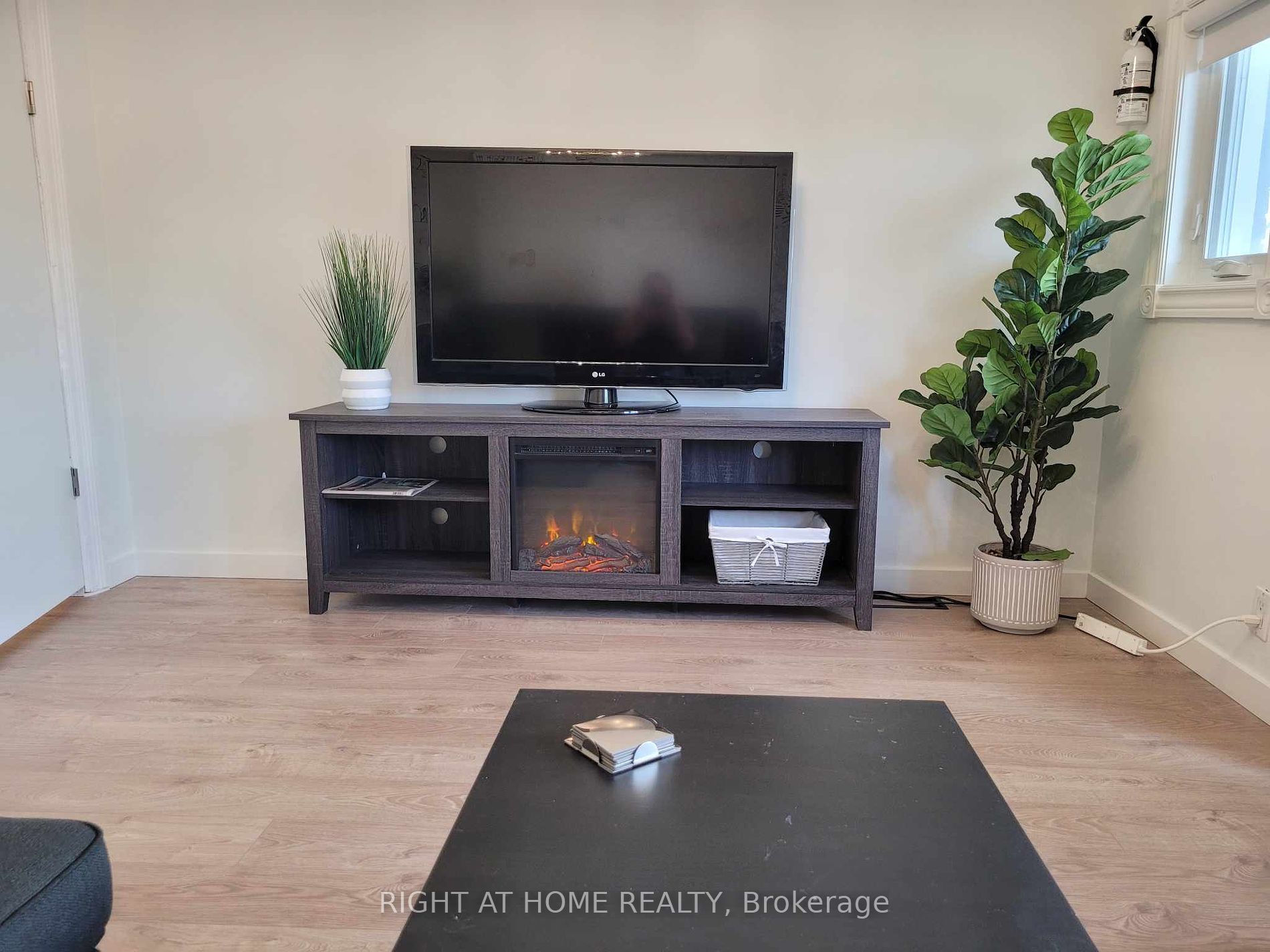 1054 Dufferin St 2nd Flr