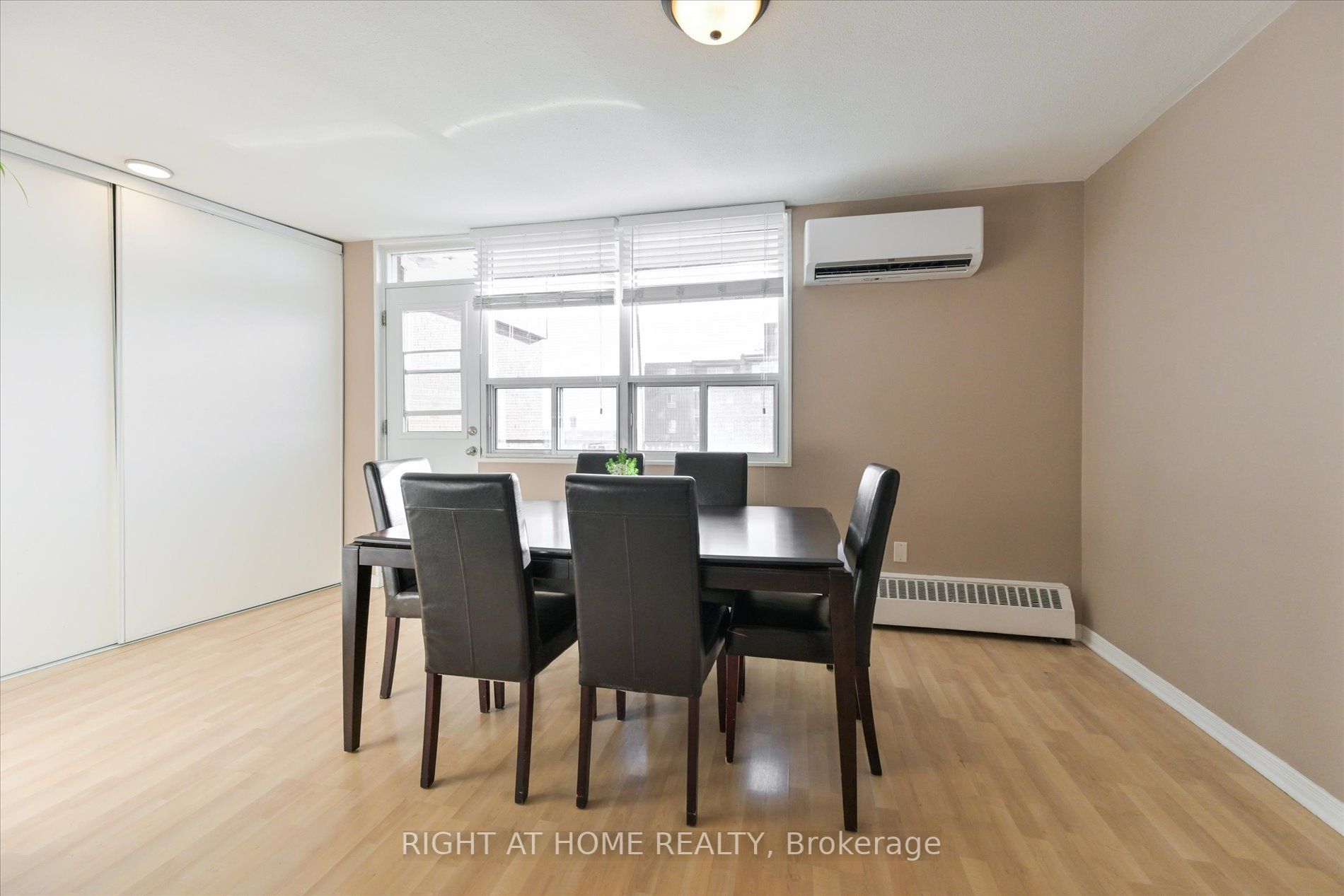 3105 Queen Frederica Dr 905