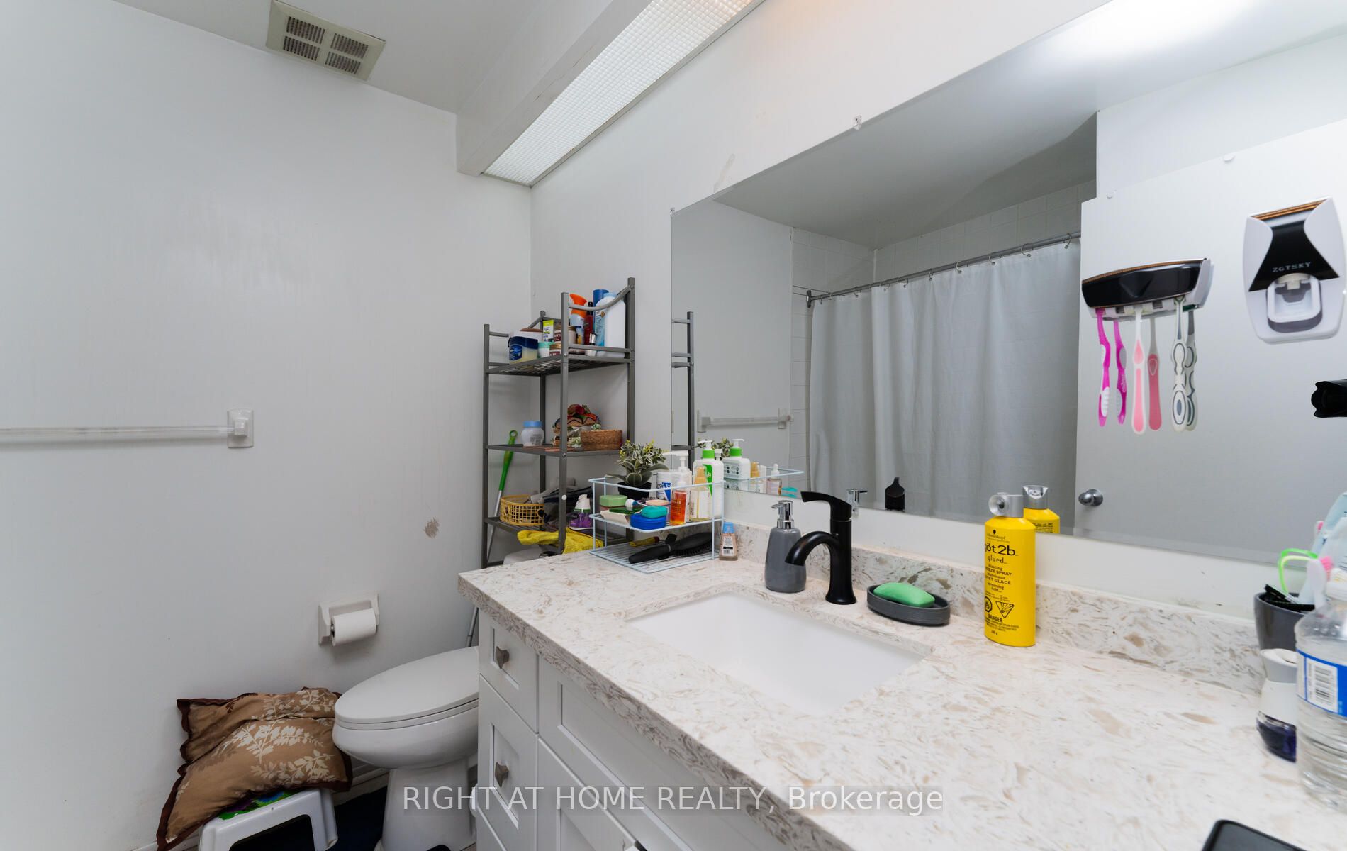 2472 E Eglinton Ave Th 19