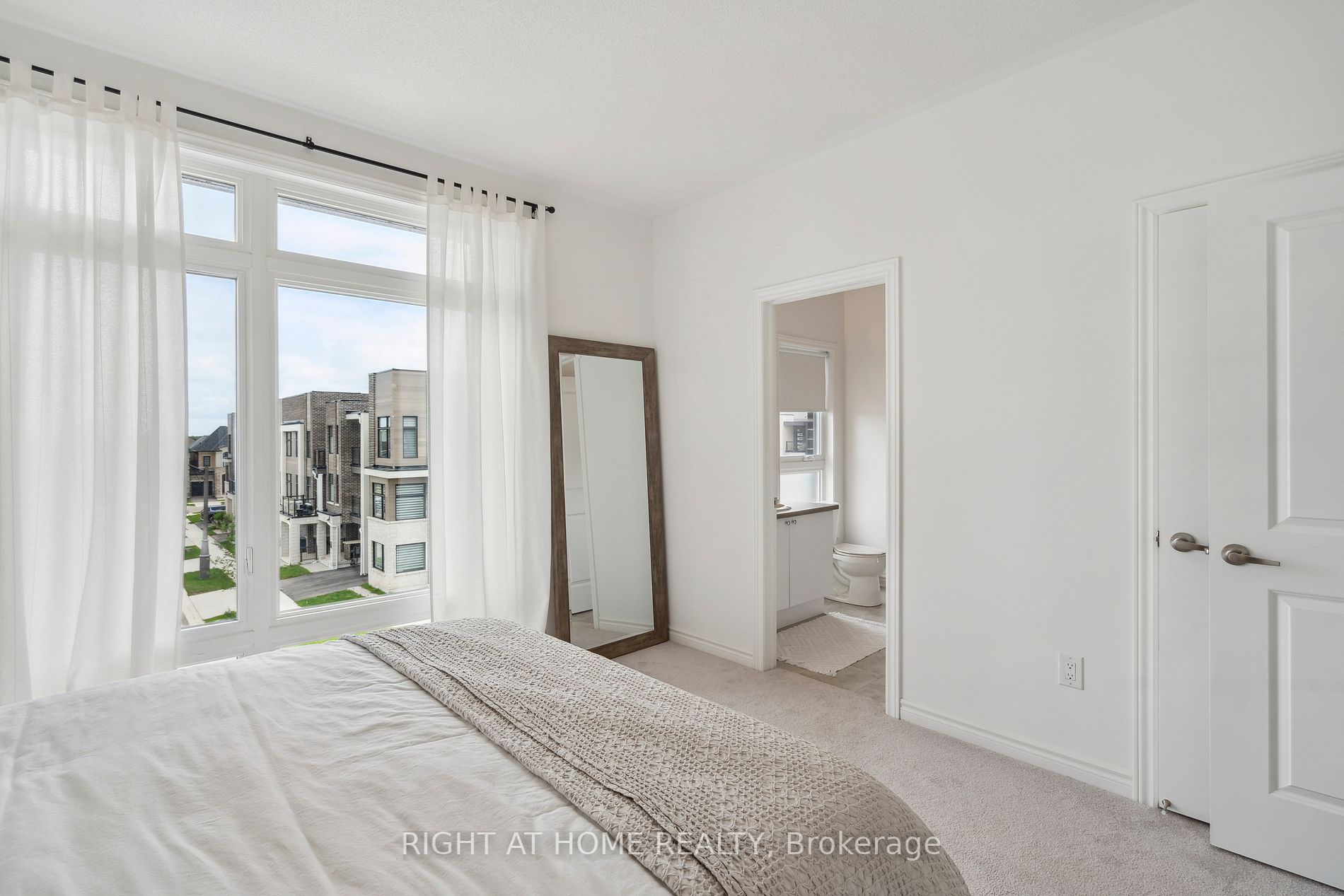 2495 Littlefield Cres