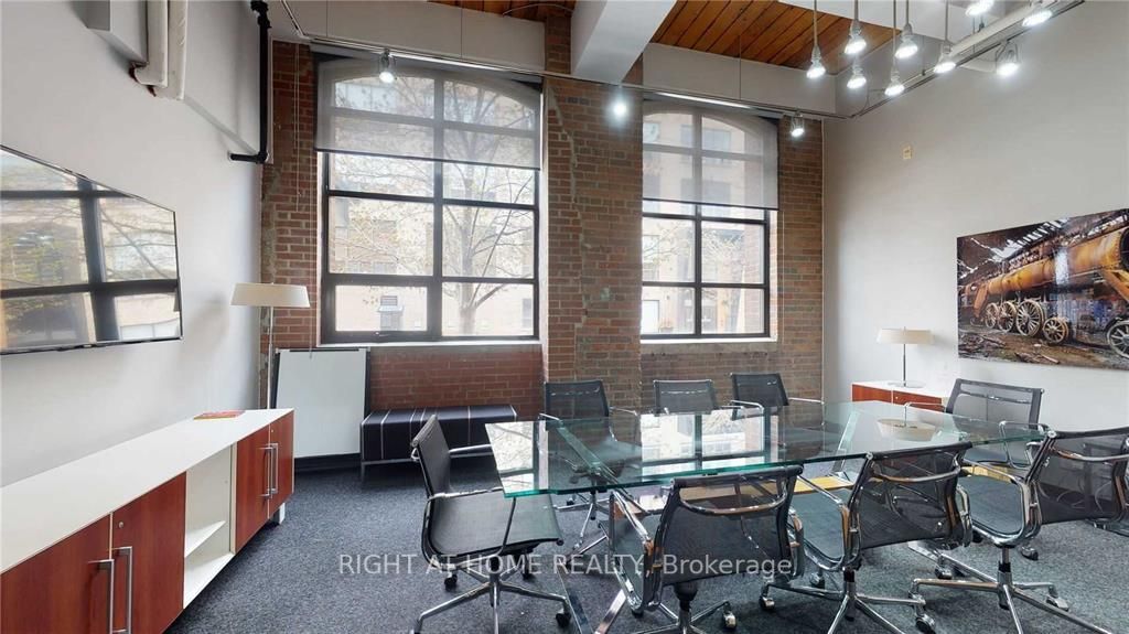 43 Hanna Ave 317