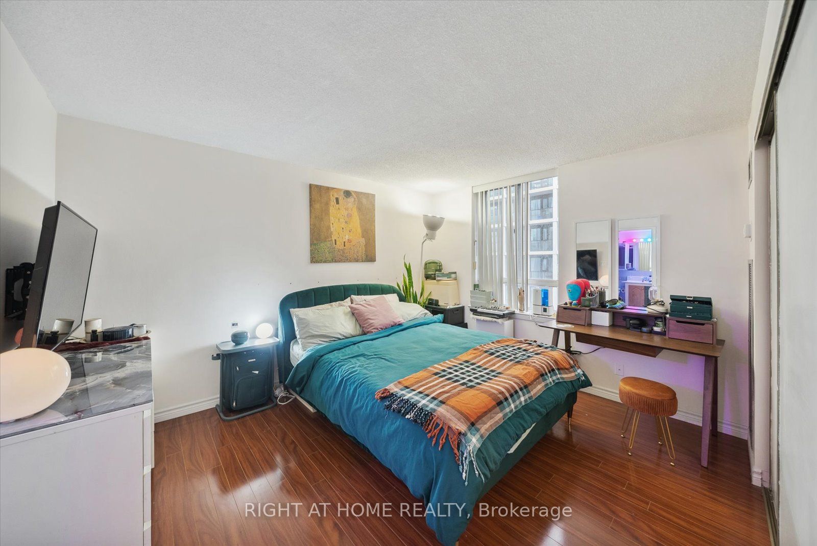 633 Bay St 1407