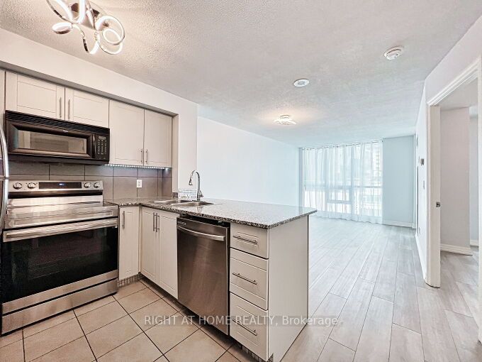 16 Yonge St 803
