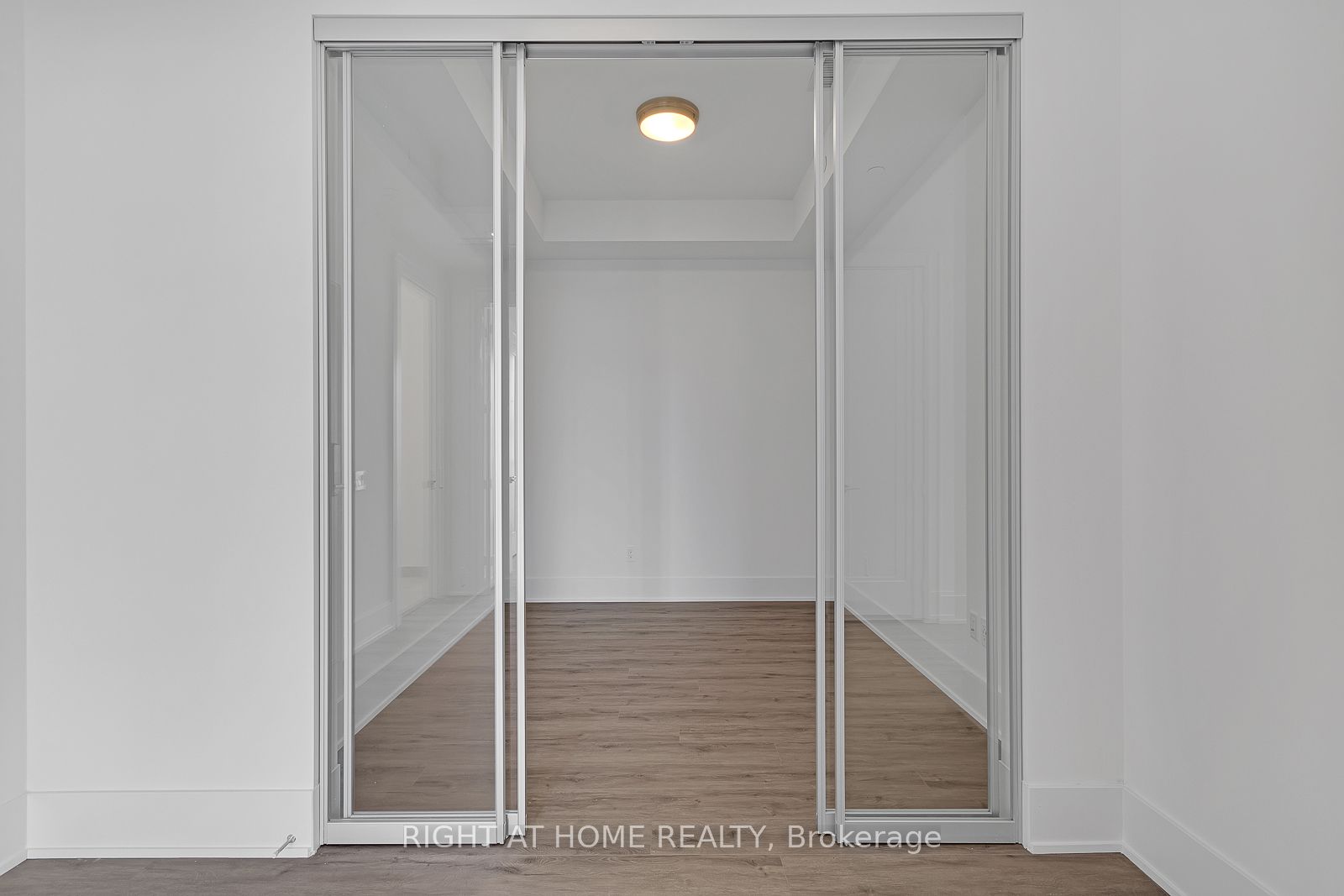 118 Merchants' Wharf 912