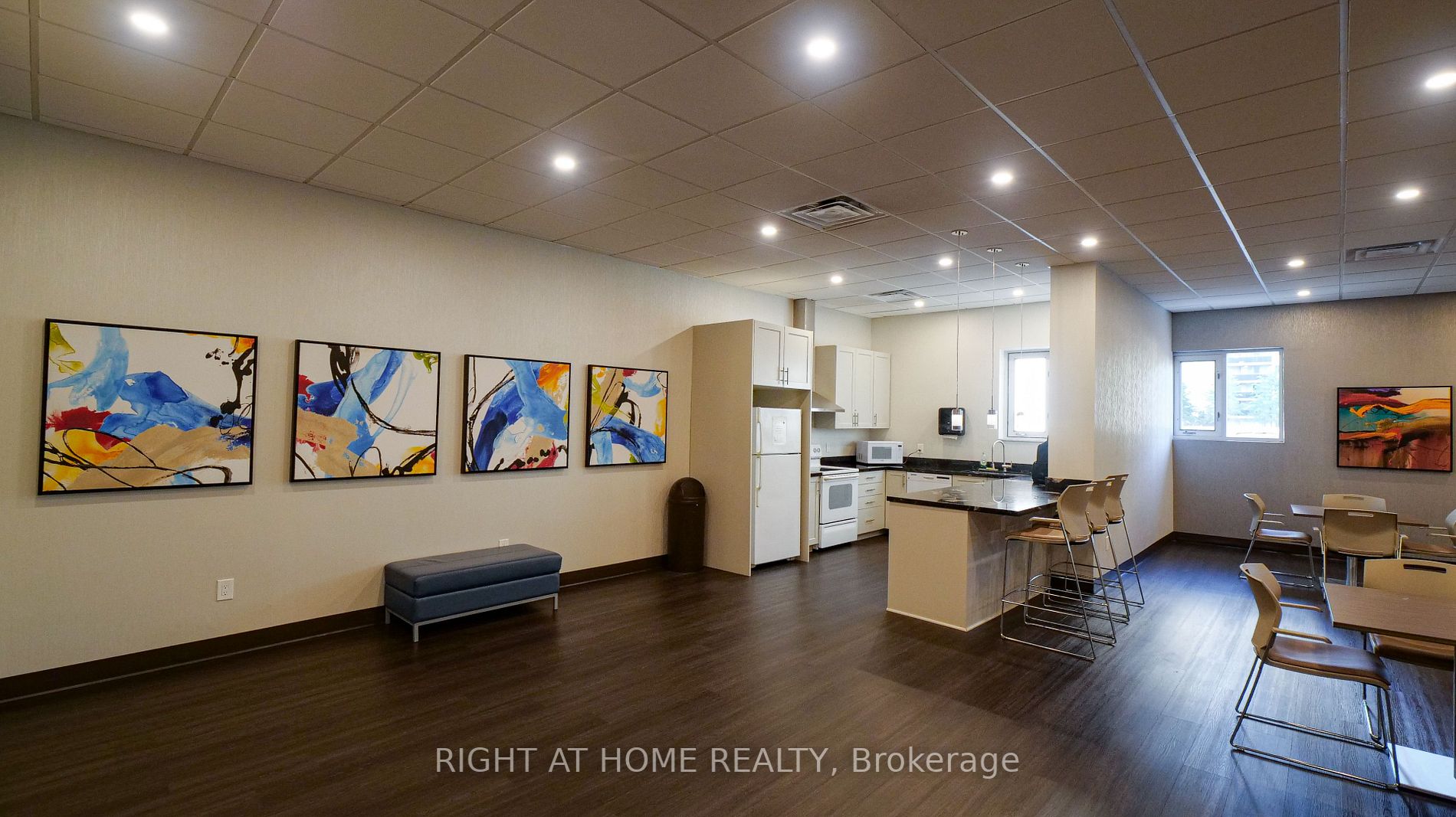 812 Burnhamthorpe Rd 705