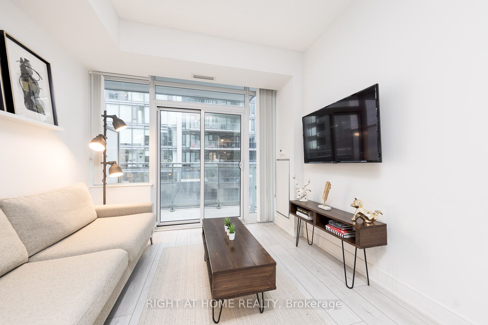 525 W Adelaide St 932