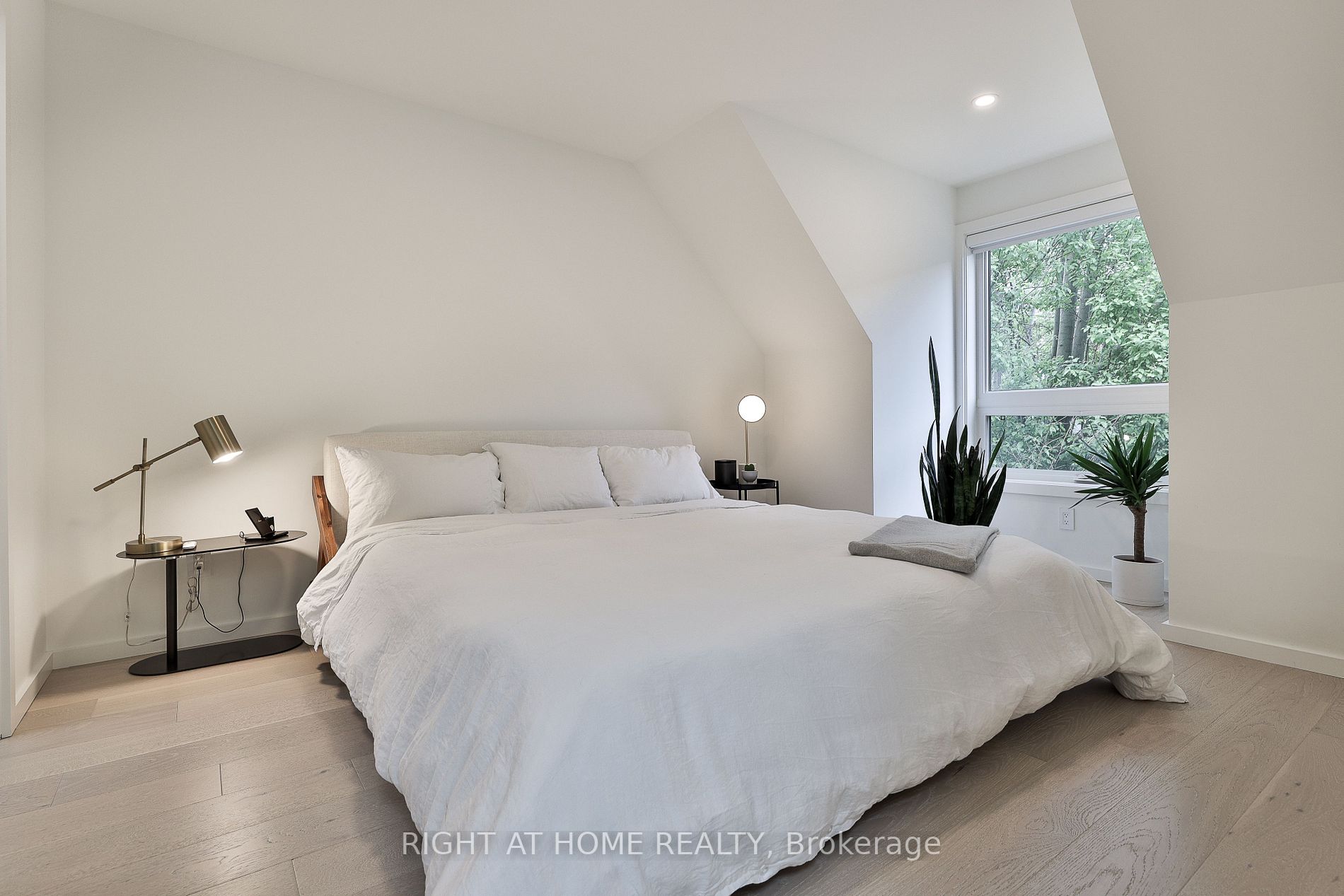 74 Dovercourt Rd Laneway