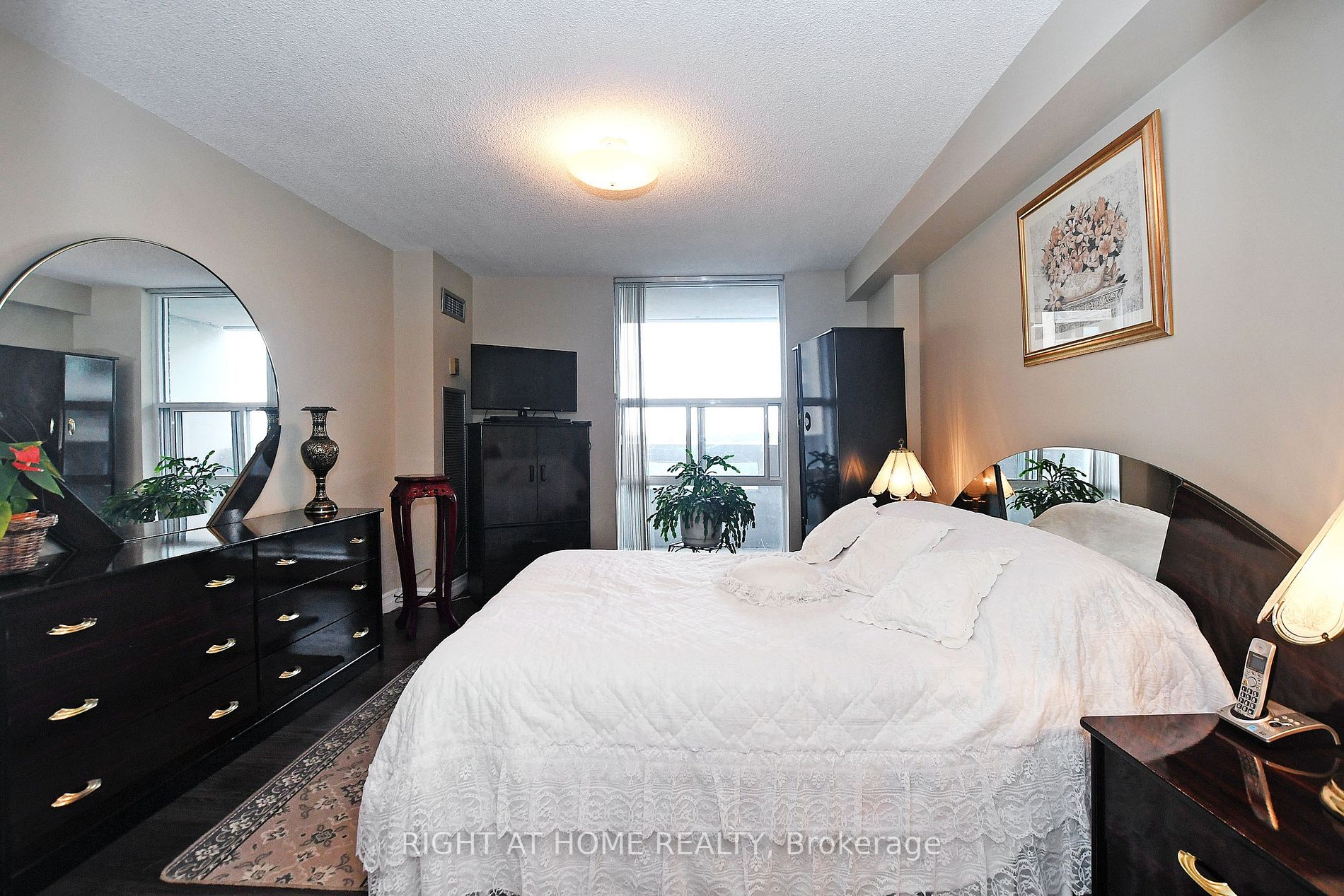 60 Inverlochy Blvd 806