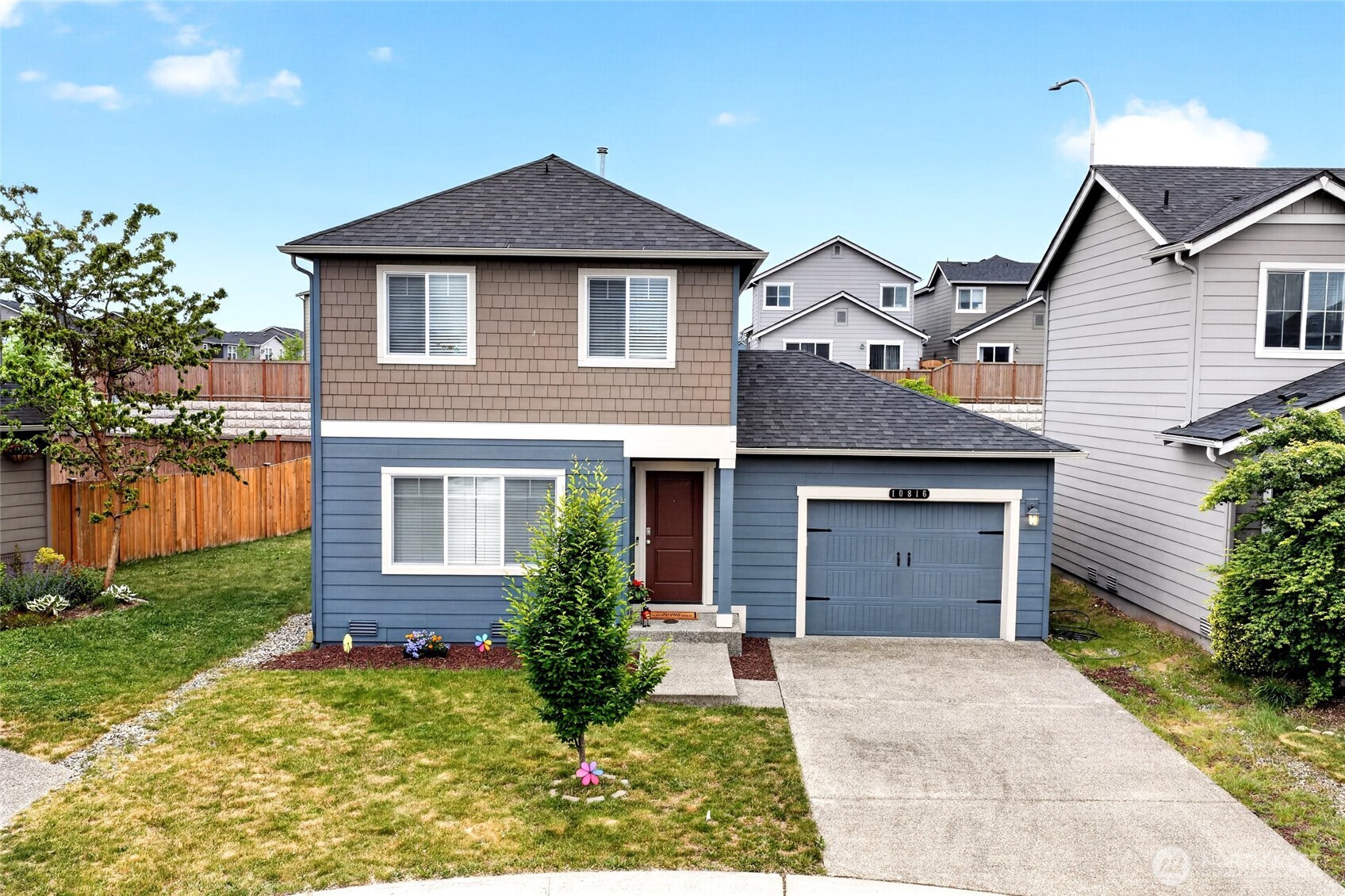 Welcome home to this impeccable house in the Lipoma Firs neighborhood of Puyallup. Pride of ownership shows throughout this 3 bedroom 1.5 bath on a ½ cul-de-sac lot. Quintessential open floor plan is an entertainer’s dream. The kitchen has upgraded hardware on the kitchen cabinets & drawers, SS appliances with a double oven and pantry space. This lovely home features well-designed functional spaces, amble natural light, central A/C, access to the backyard off the dining/kitchen area perfect for indoor-outdoor living & BBQ grilling. Fully fenced backyard ideal for pets and private enjoyment. Primary suite includes a walk-in closet with a large connecting bathroom. HOA Community clubhouse, park and playgrounds. Perfect location to restaurants, shopping, public parks & more. This incredible move-in-ready house is an absolute must see!
