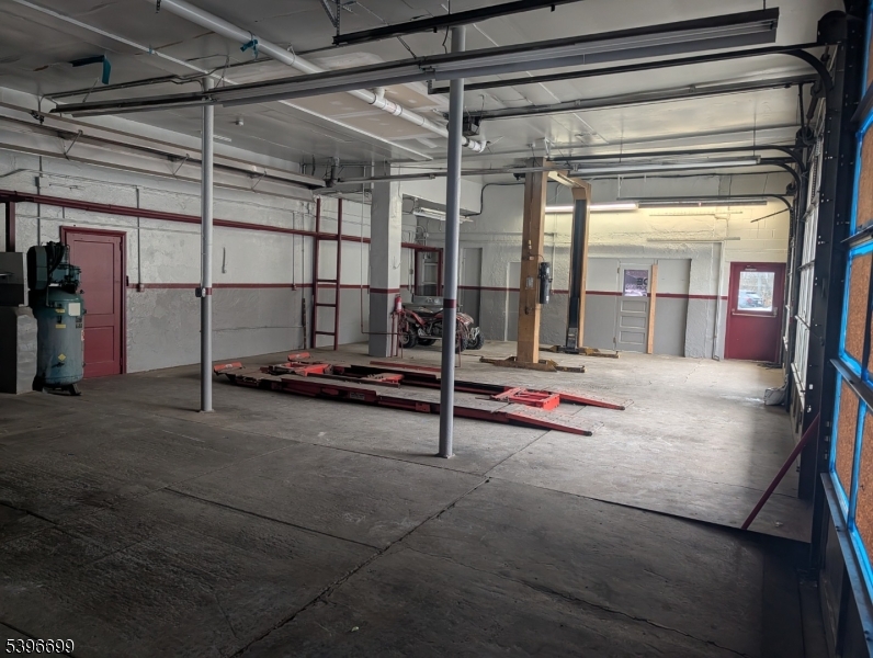 812 S Main St Bay L