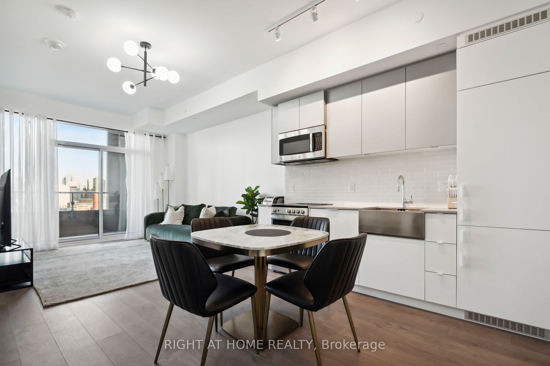 270 Dufferin St LPH17