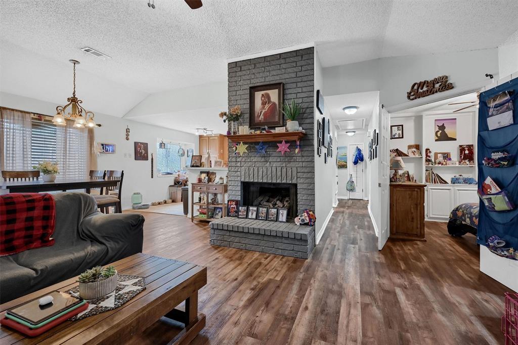 1933 Lakeview Circle