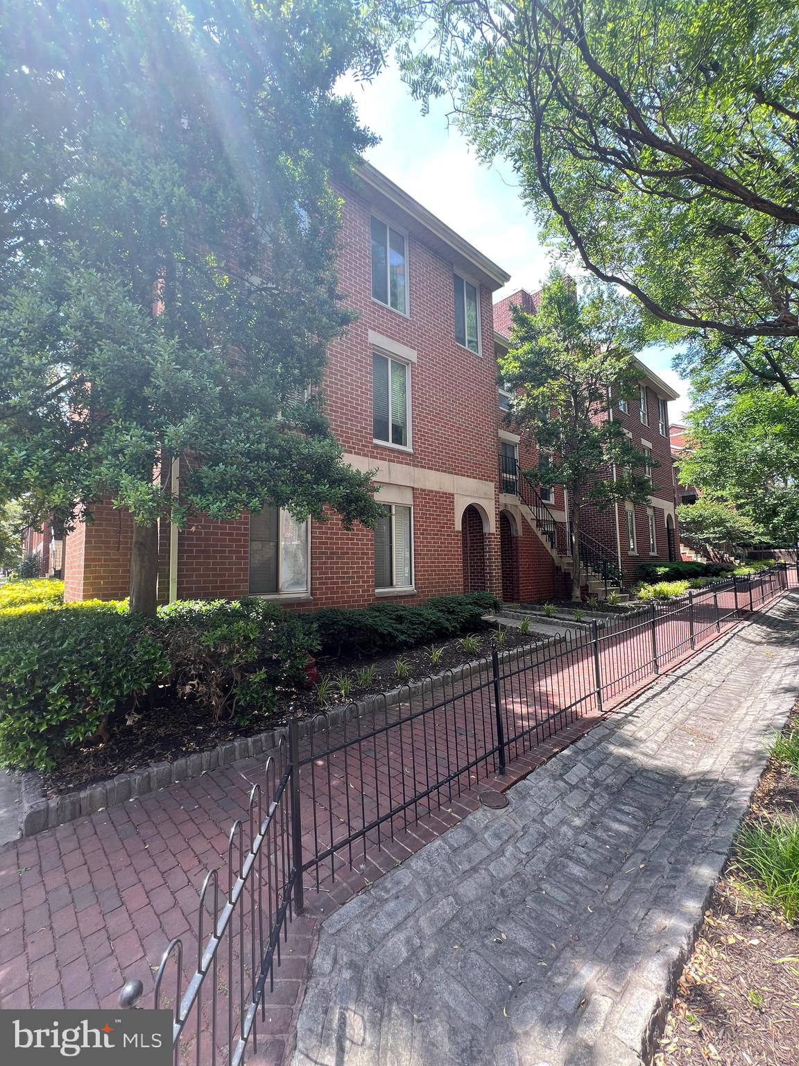 Lovely street level  unit with  spacious living area, with nice floor plan. Very convenient location for easy access to I-95! All applicants must possess a minimum credit score of 600, and the gross annual household income must exceed 35x the monthly rent for the property!