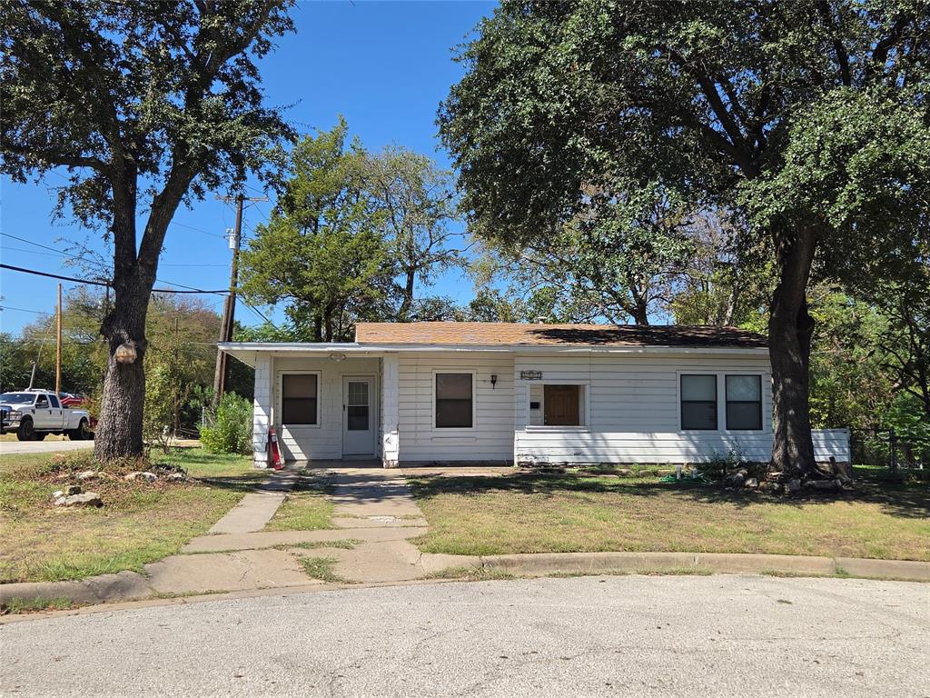 Fantastic starter home or investment property on corner lot in cul de sac. Wood floors in living and bedrooms. Nice size kitchen with extra space for desk or table.  Home is near shopping and restaurants on Hulen and the Arlington Heights area.  Easy access to I30 and Vickery Blvd.  Will not last.