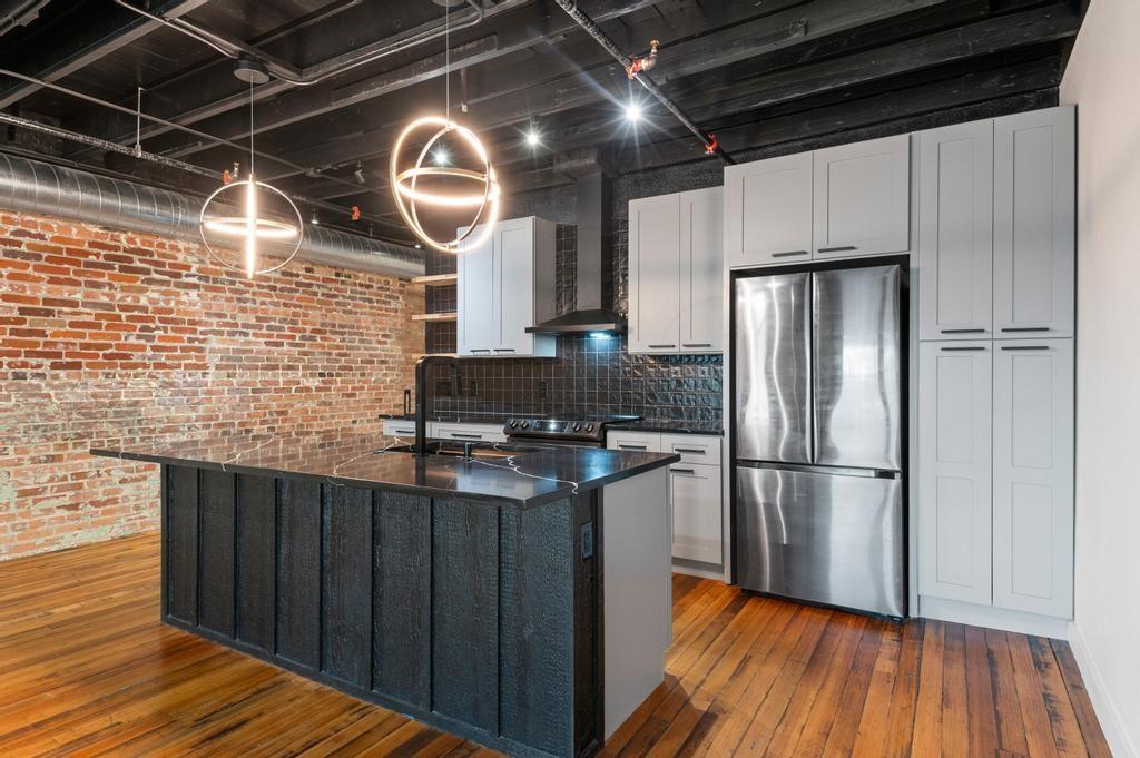 330 W Lamar Street 202