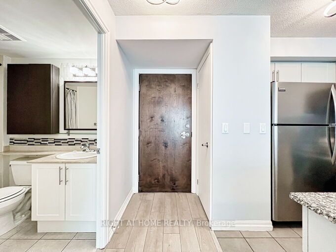 16 Yonge St 803