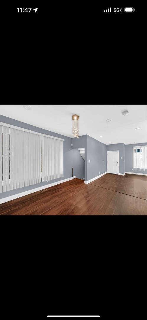 Come see this beautiful updated 2 beds apartment!