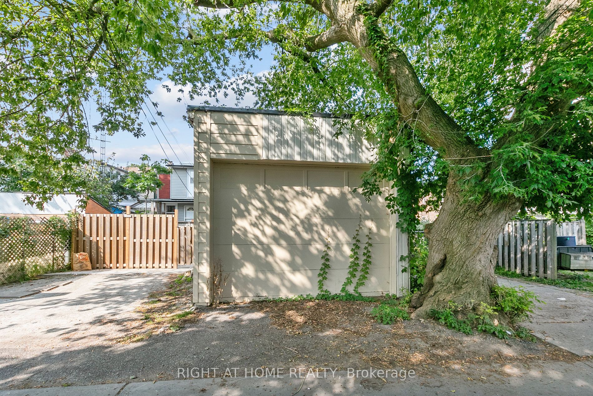 1055 Woodbine Ave