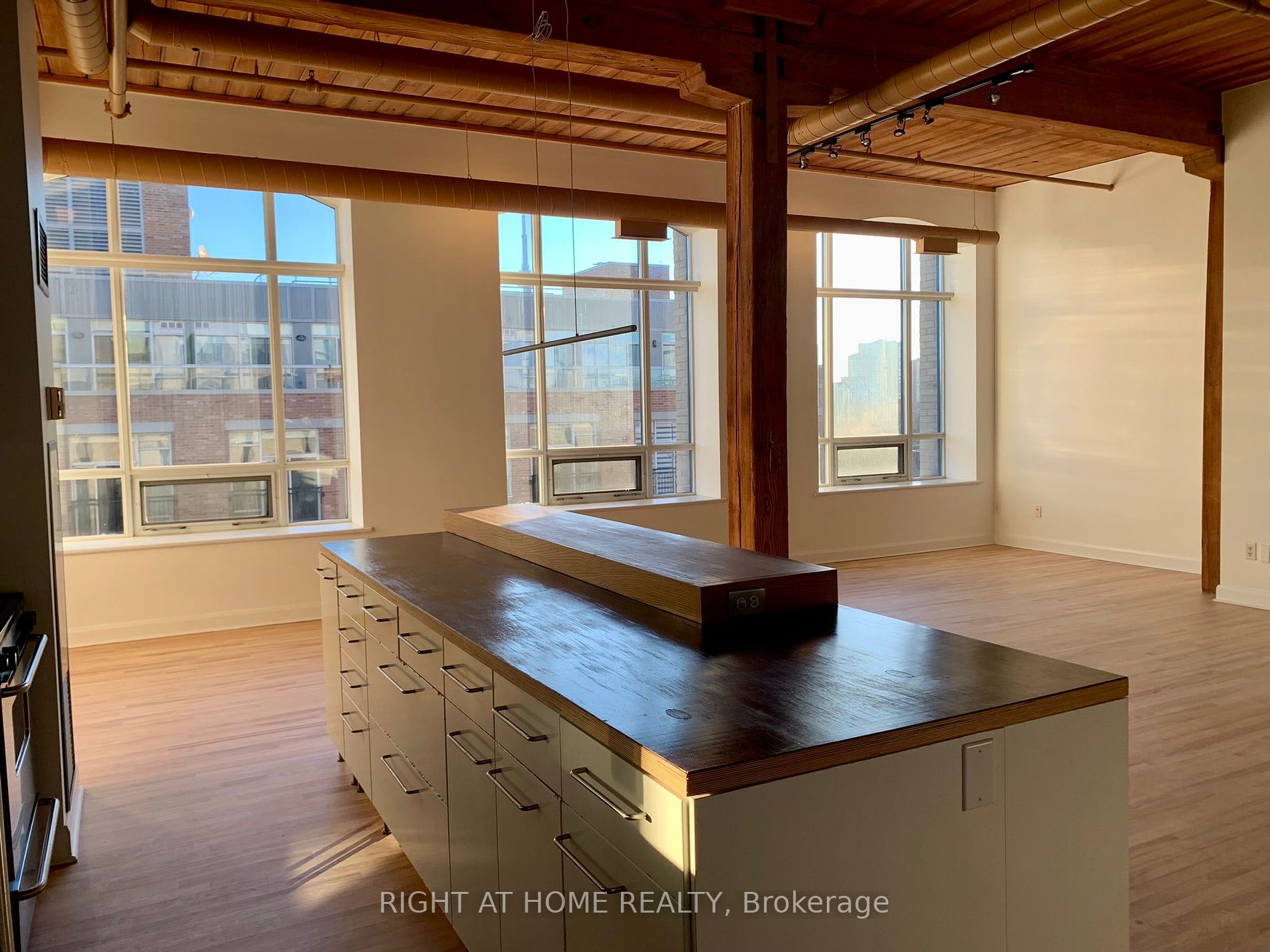 993 W Queen St 413