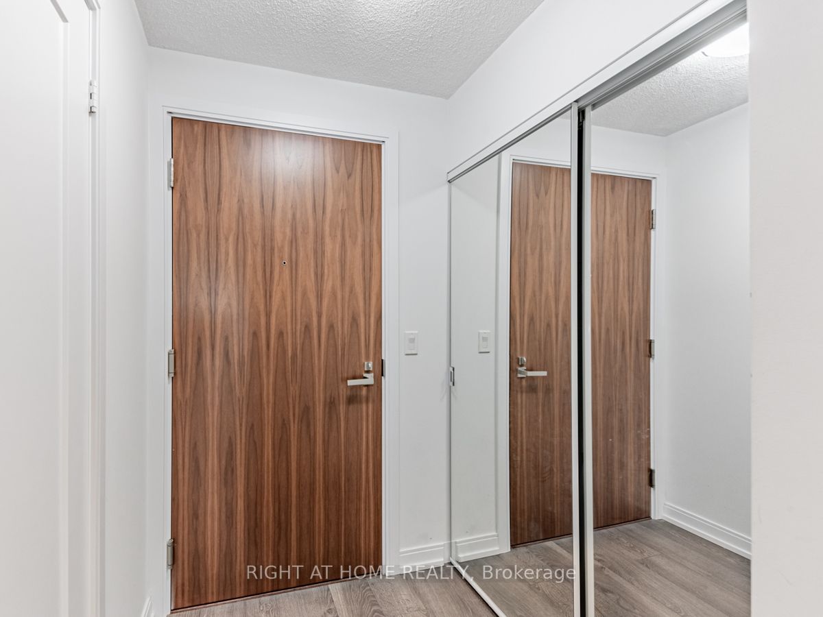 275 Village Green Sq 2716