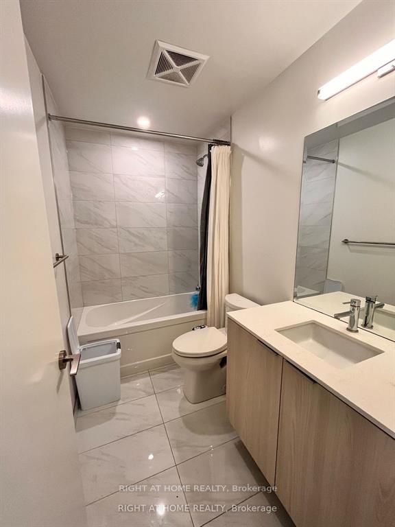 15 E Queens Quay St 708