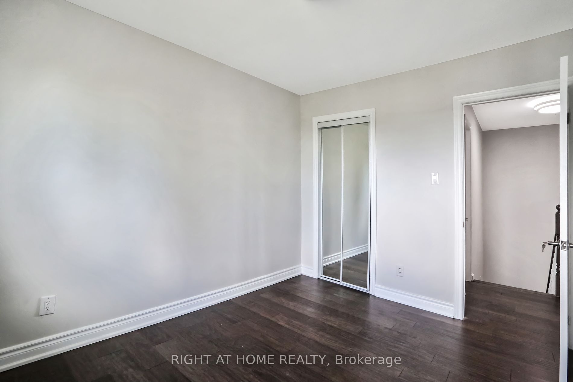 16 Kingsdown Dr Upper