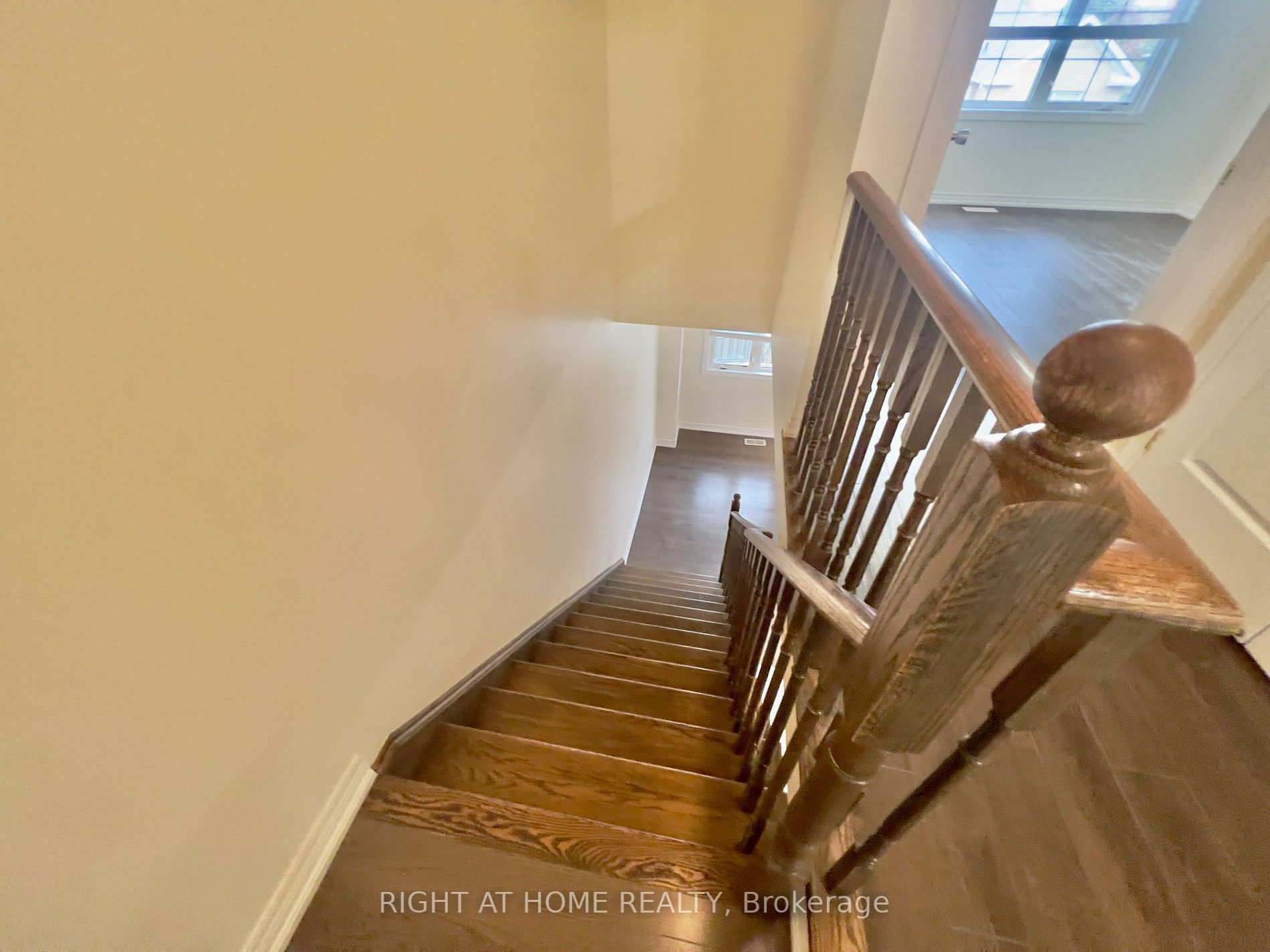 1352 E Granrock Cres