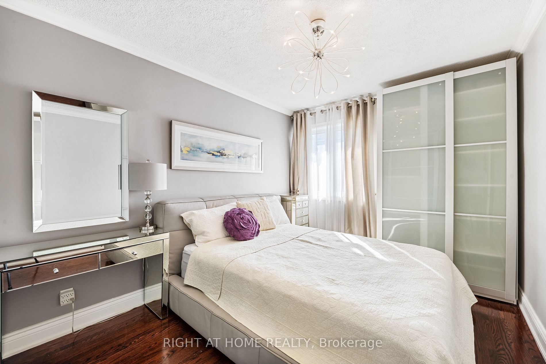 4357 W Bloor St 7