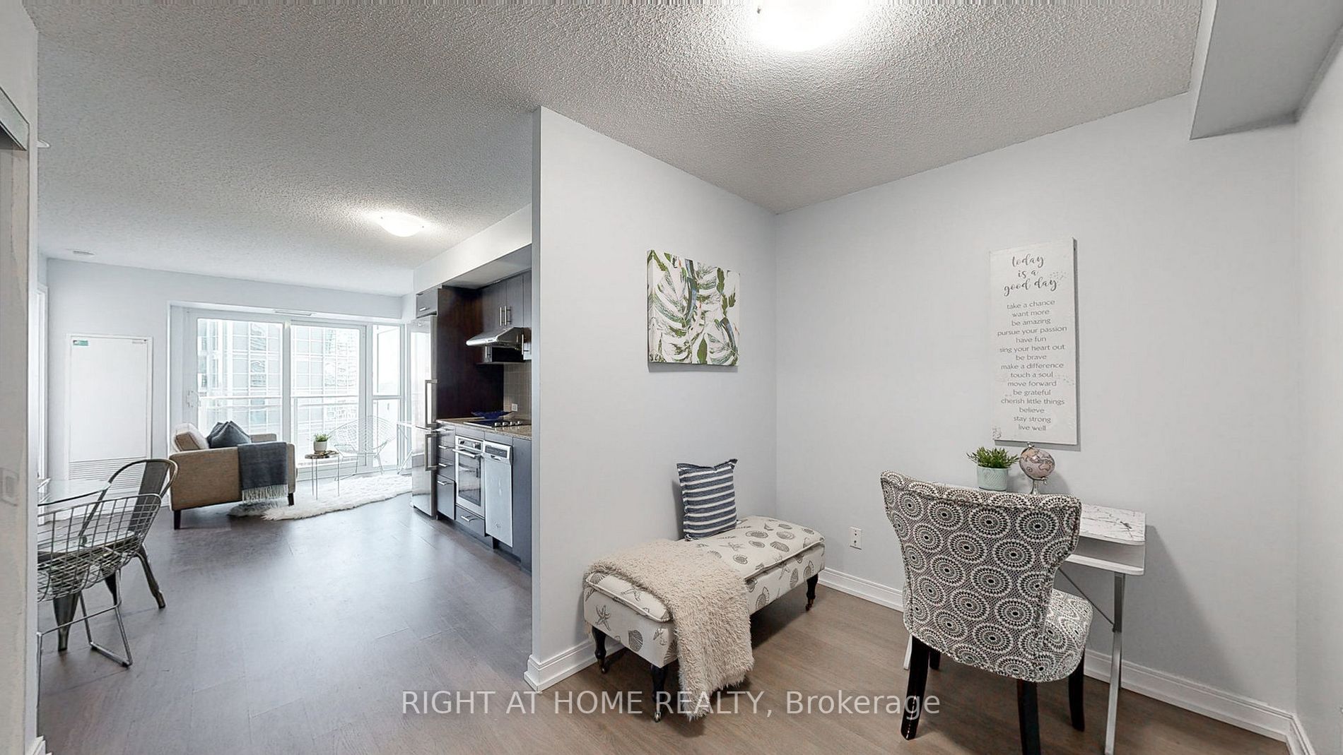 255 Village Green Sq 1210
