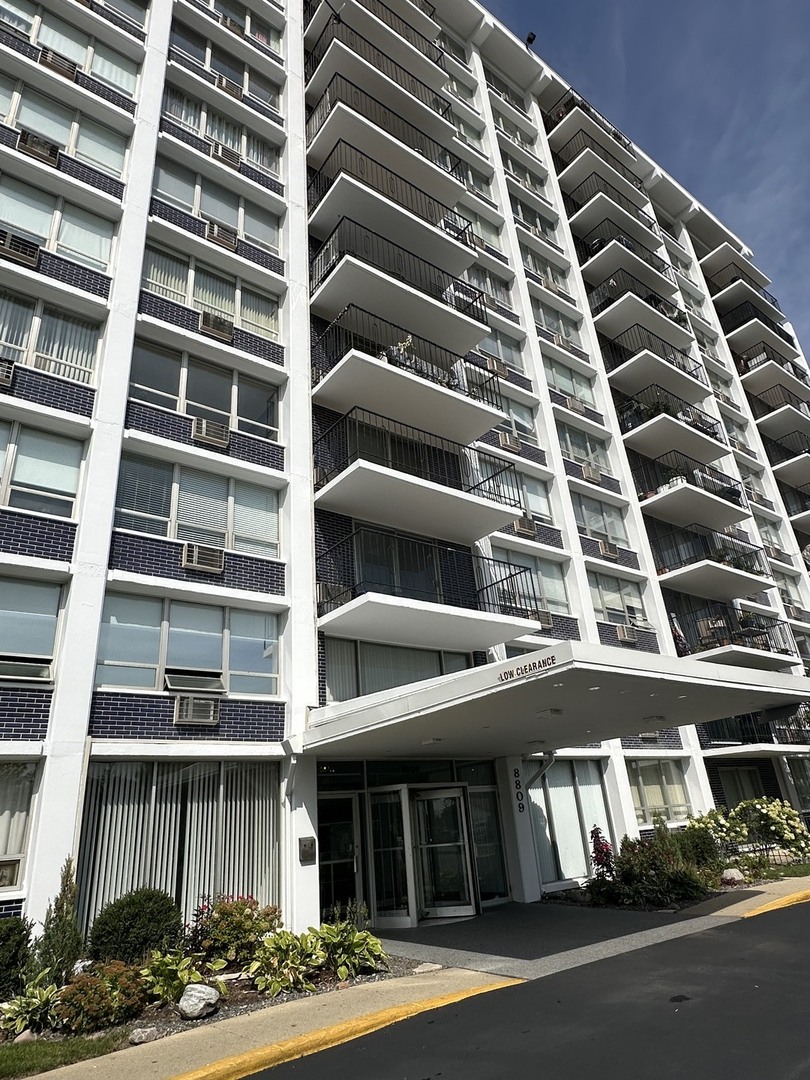 THIS PENTHOUSE STYLE CONDO OFFERS SAFETY, COMFORT, PRESTIGE. UNIT HAS A LARGE ENTRY W/CLOSETS & MIRRORS. HUGE LIVING ROOM W/HIGH CEILINGS & WALLS OF WINDOWS LEAD TO 6X14 BALCONY W/SPECTACULAR PANORMIC 11TH FLR VIEW OF CHICAGO'S LOOP. SEPARATE DINING ROOM, EAT-IN KITCHEN W/ MAPLE CABINETS & NEWER APPLS. ENJOY CLUB HOUSE AND SWIMMING POOL. HOA FEE INCLUDES HEAT. MOTIVATED SELLER WILL WORK WITH BUYER WILLING TO PROVIDE CREDIT FOR SOME UPDATES