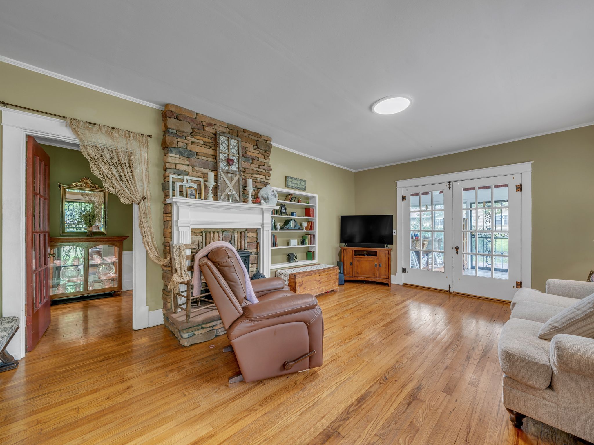 609 W Main St