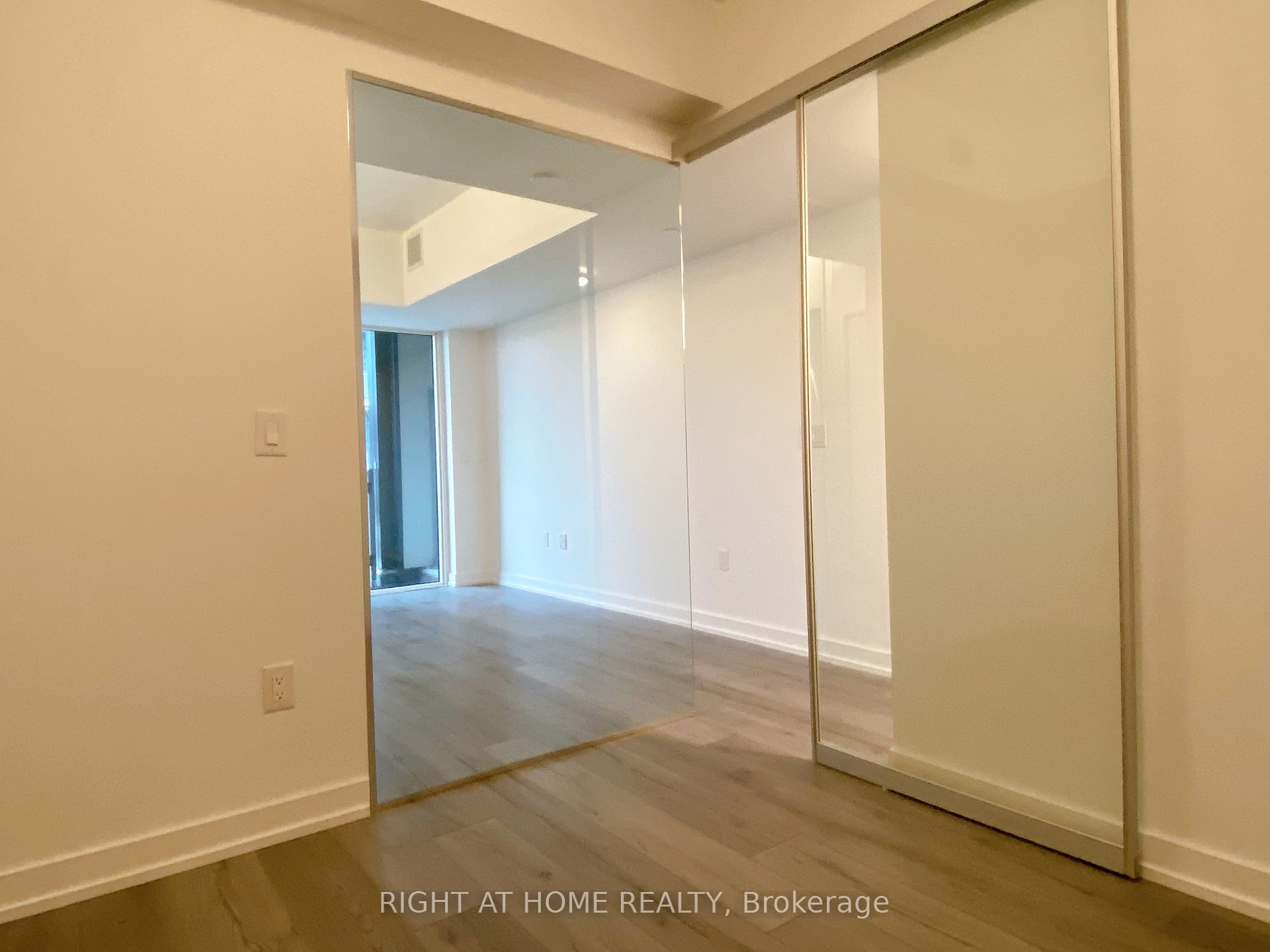 1195 The Queensway 101