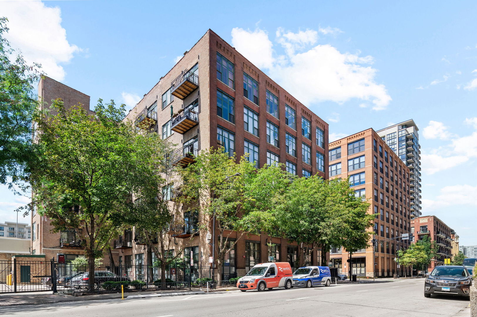 West Loop living in this 1,500 sq ft 2 bed/2.5 bath duplex loft with exposed brick/timber, 17-ft ceilings, hardwood floors, and floor-to-ceiling windows. Open floorplan with living/dining off the chef's kitchen featuring stainless steel appliances, double oven, and breakfast bar. Gas fireplace adds warmth and character. 2 spacious bedroom en suites. In-unit laundry, internet included, and private parking. Entire unit freshly painted and hardwood floors refinished with upgraded appliances. Building roof deck offers amazing city views. Pet-friendly and in the sought-after Skinner West School District. Close to groceries, Mariano's, H Mart, Bartelme Park, Randolph dining, UIC, Medical District, and downtown. Steps to Morgan El, Clinton Blue, Jackson Red, Union Station, and I-90/94/290.