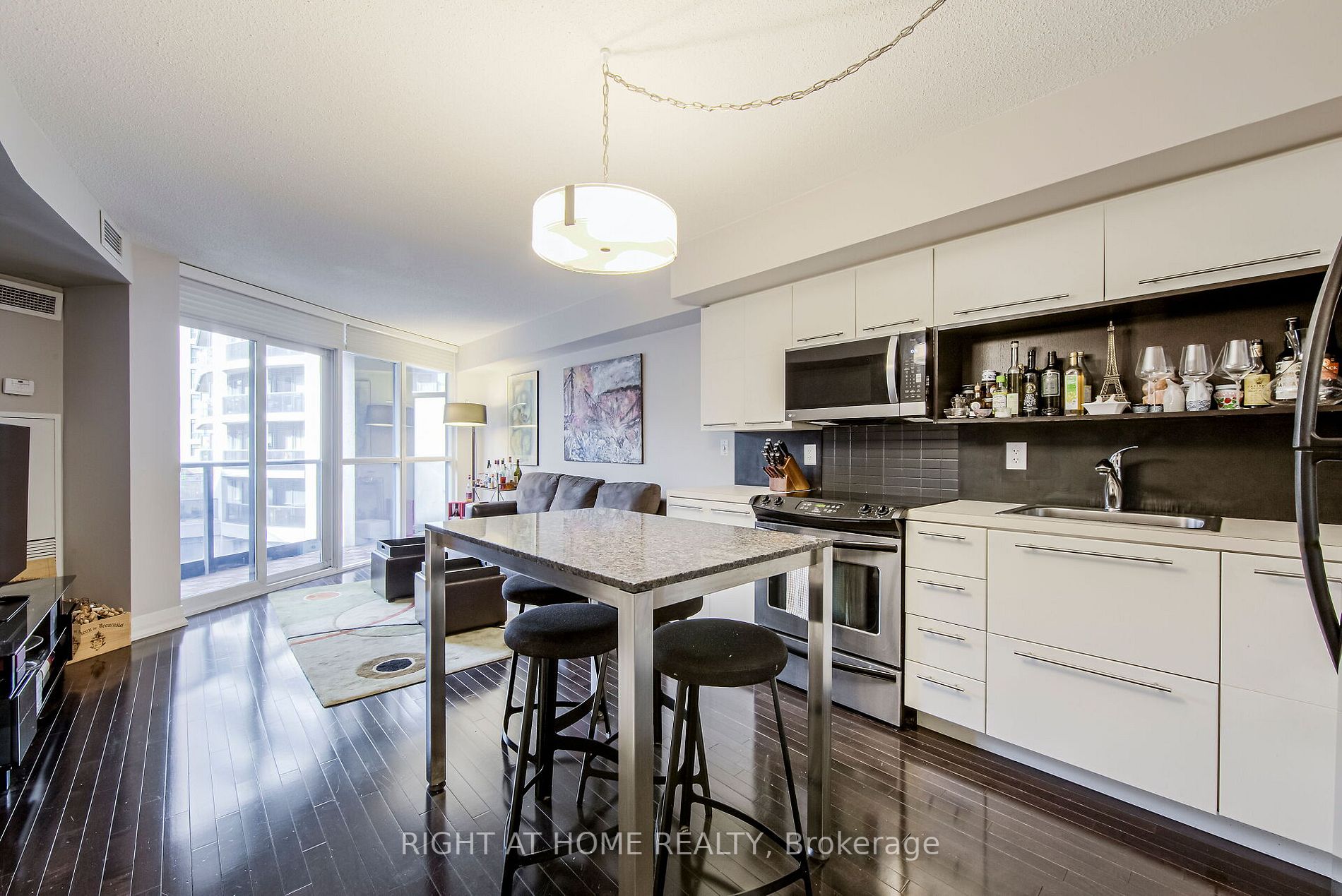 25 Carlton St 406