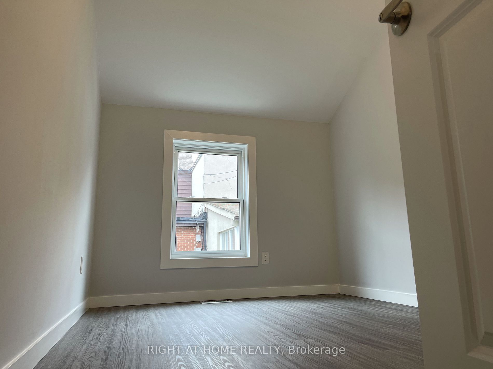 980 Ossington Ave Laneway