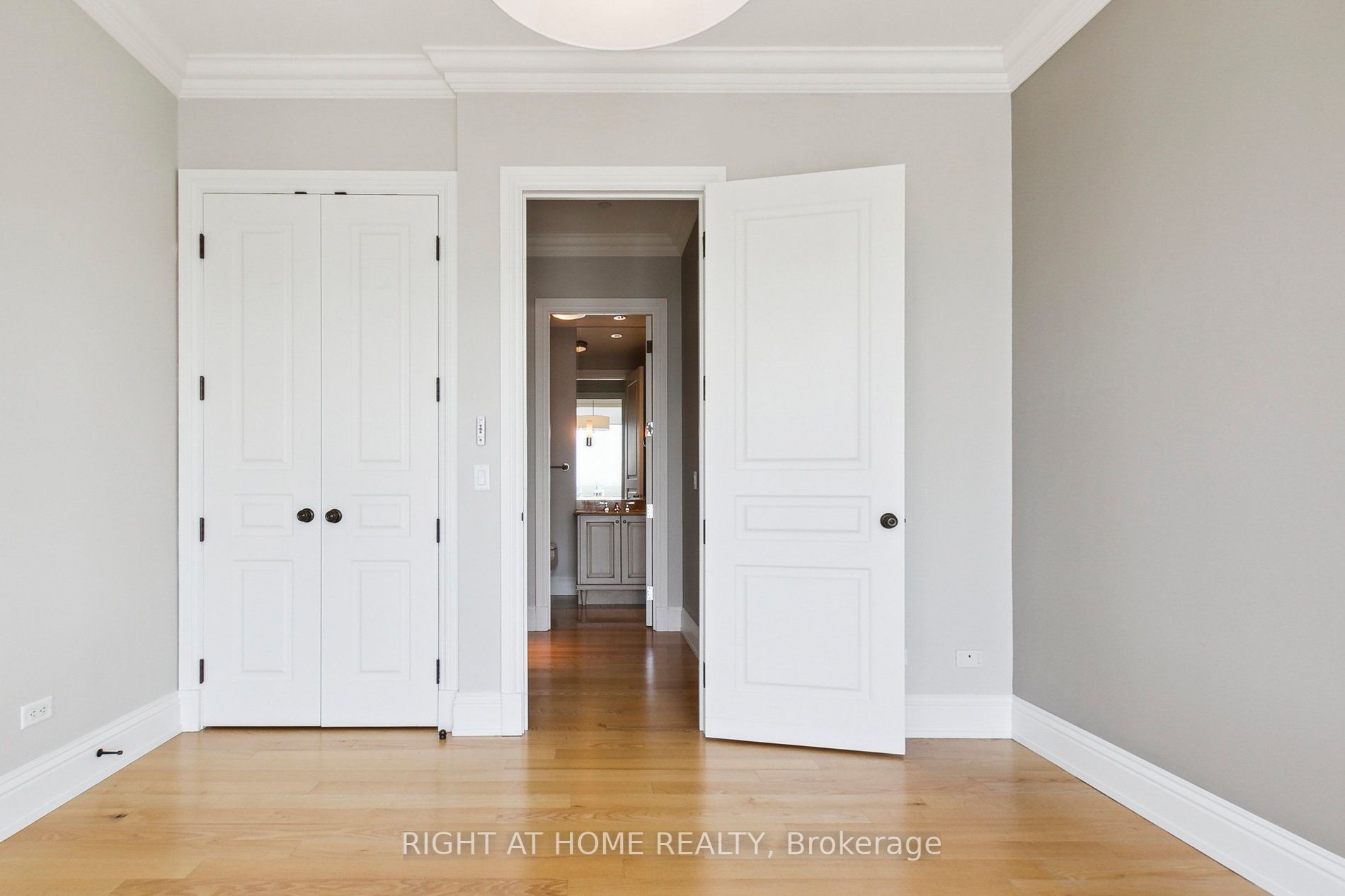 183 W Wellington St 3902