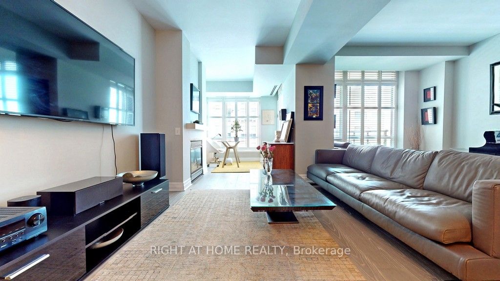 500 W Queens Quay 808W