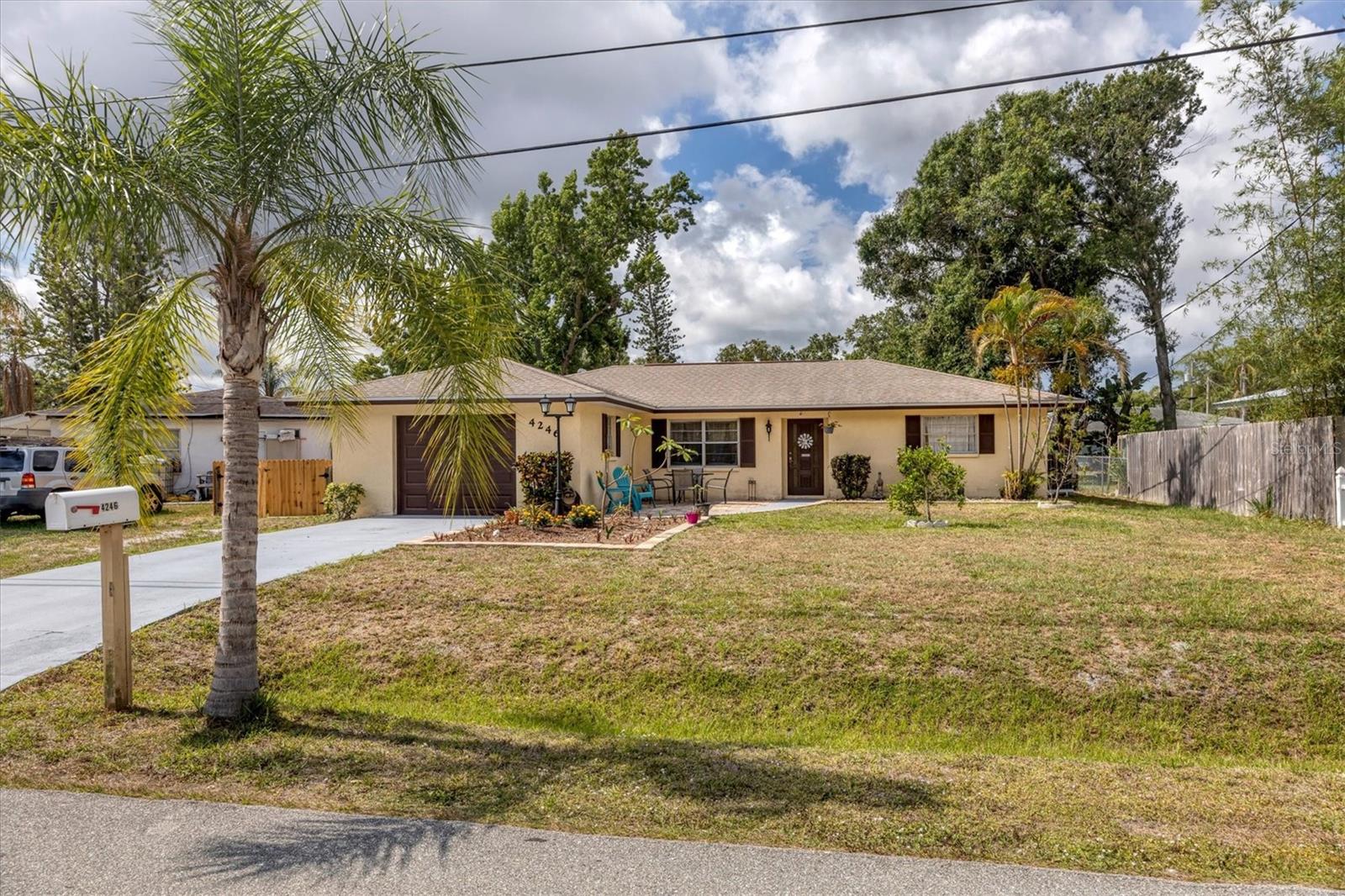 4246 Winthrop Street, Sarasota, FL 