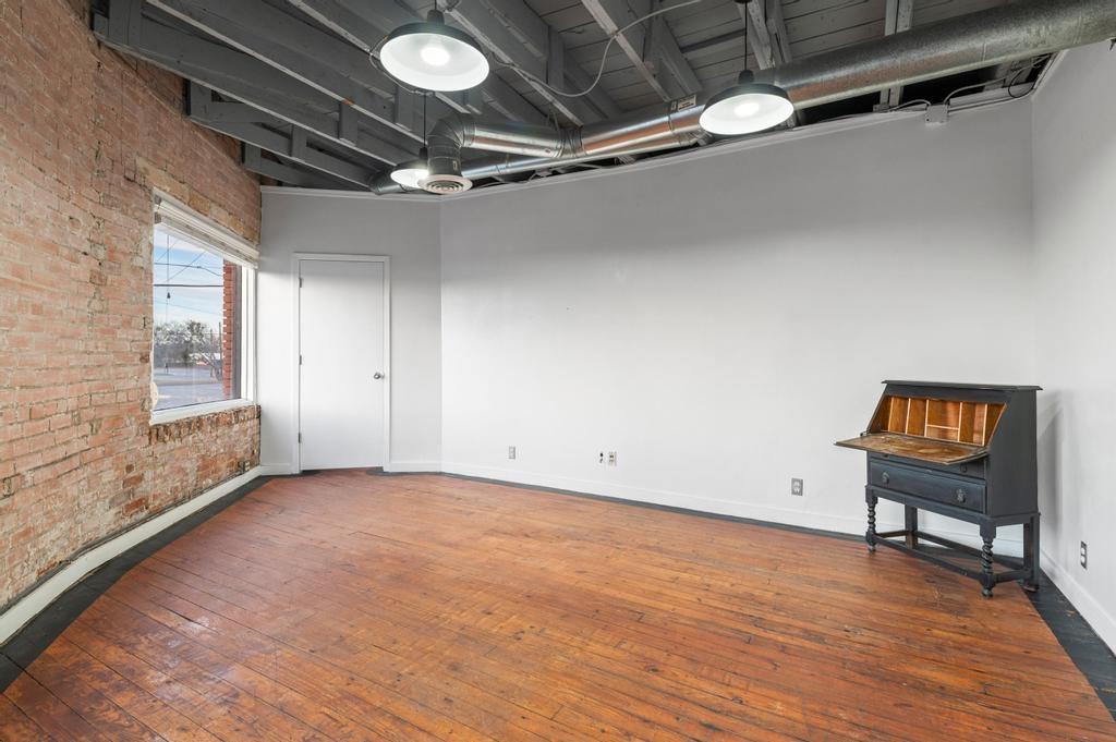 330 W Lamar Street 203