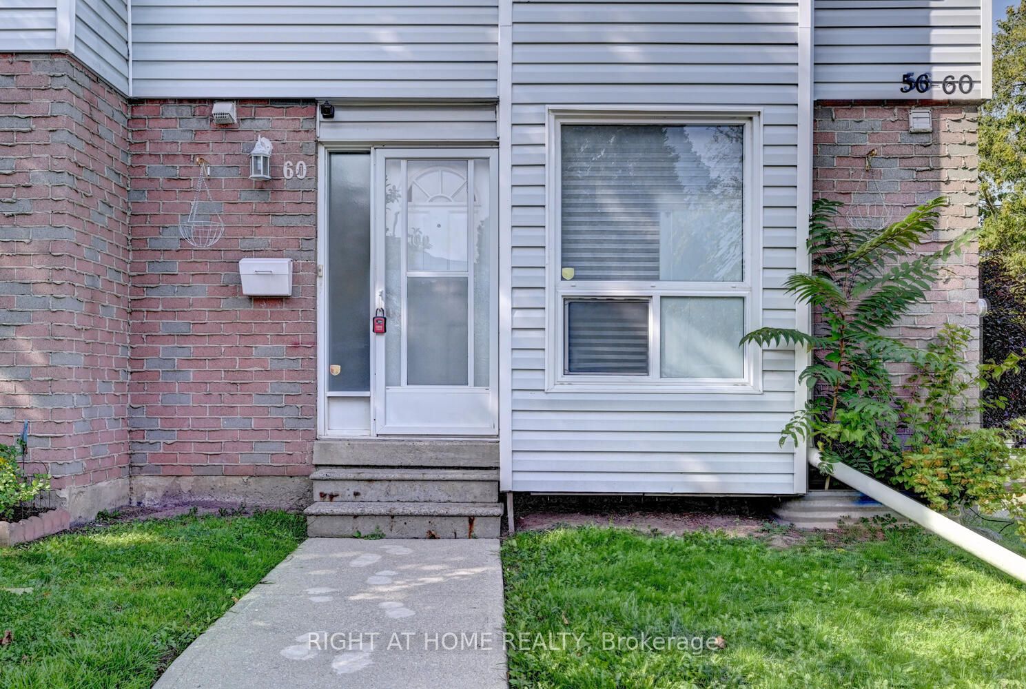 32 Mowat Blvd 60