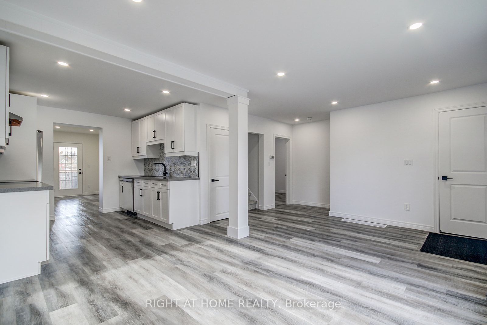 631 E Queensdale Ave Upper