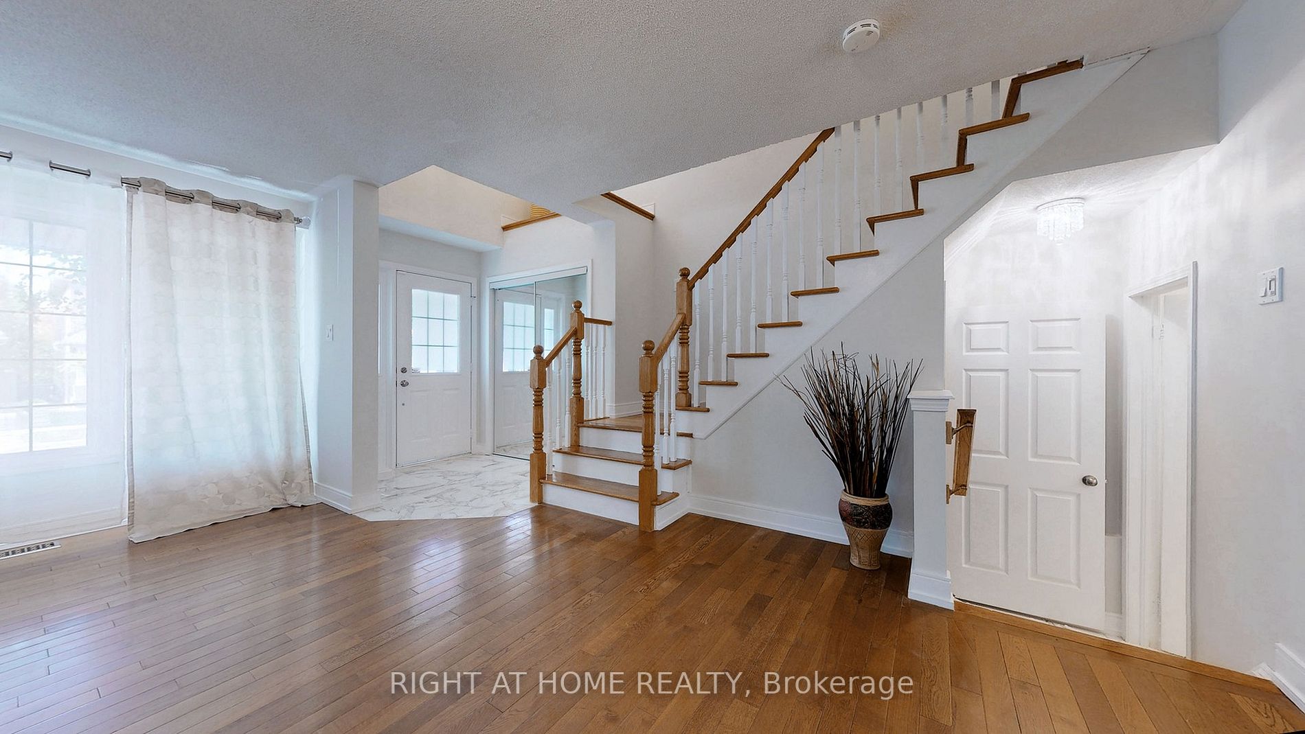 1348 Ashwood Terr
