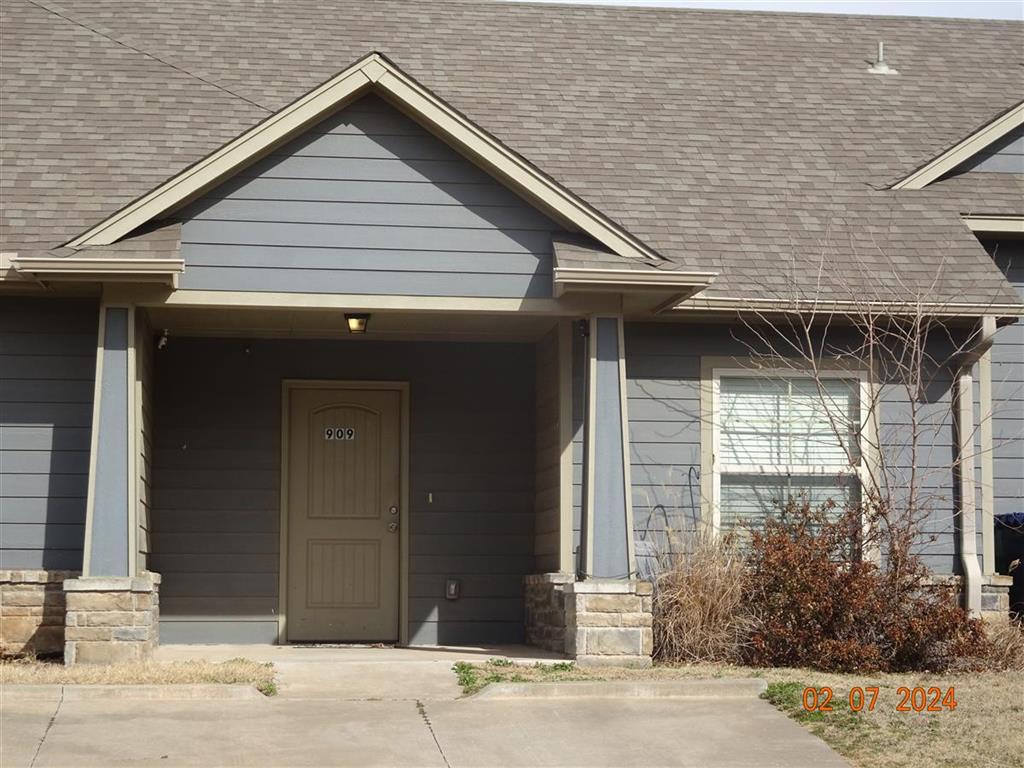 SELLER OFFERING Up to $2,500 toward Buyer's Closing Costs. In West Moore Schools. Really nice one level Townhouse.1 bedroom, 1 bathroom and 2 parking spaces in front. West Moore Schools. Kitchen has a large pantry. Refrigerator, washer & dryer included. Fenced backyard with a patio. Home is all electric. Front yard maintenance, exterior insurance and exterior maintenance is provided by the HOA. Easy access to restaurants, shopping, hospitals, healthcare, gyms and major highways. Investors welcome.