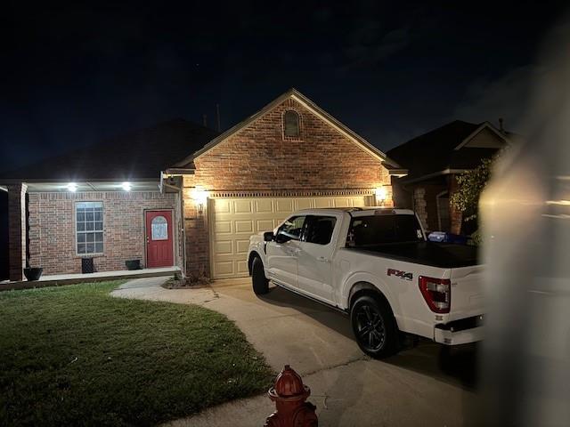 3BED 2 BATH 2 CAR GARAGE VERY CLOSE TO OU. GATED COMMUNITY.NEW AC NEW GARAGE DOOR NEW CARPET AND FLOORINF NEW PAINT. REMOTE FAN IN PATIO.READY TO MOVE IN ALSO AVALIABLE FOR RENT 1700/MONTH.HOUSE ALSO IN SAFE CORNER AND GREEN BELT IN BACK. VERY SAFE.