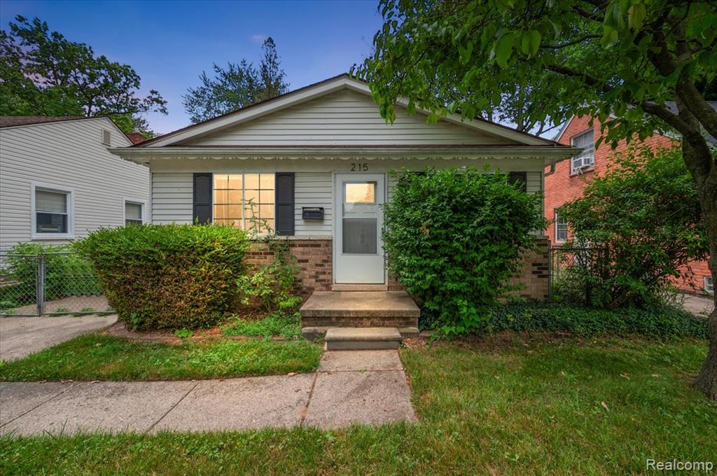 Charming 3-bedroom, 1-bath rental in the sought-after Royal Oak neighborhood! This delightful home offers a cozy and inviting
atmosphere, perfect for families or professionals seeking a comfortable living space. Enjoy the convenience of a short distance to
downtown, where you can explore trendy shops, delightful dining options, and vibrant entertainment venues. The property
features well-appointed bedrooms, a spacious living area, and a fully equipped kitchen with modern appliances. Step outside to a
lovely backyard, ideal for relaxation or outdoor activities. Don't miss out on this incredible opportunity to experience the best of
Royal Oak living. Schedule a showing today!