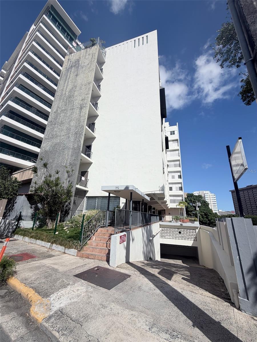 352 Del Parque