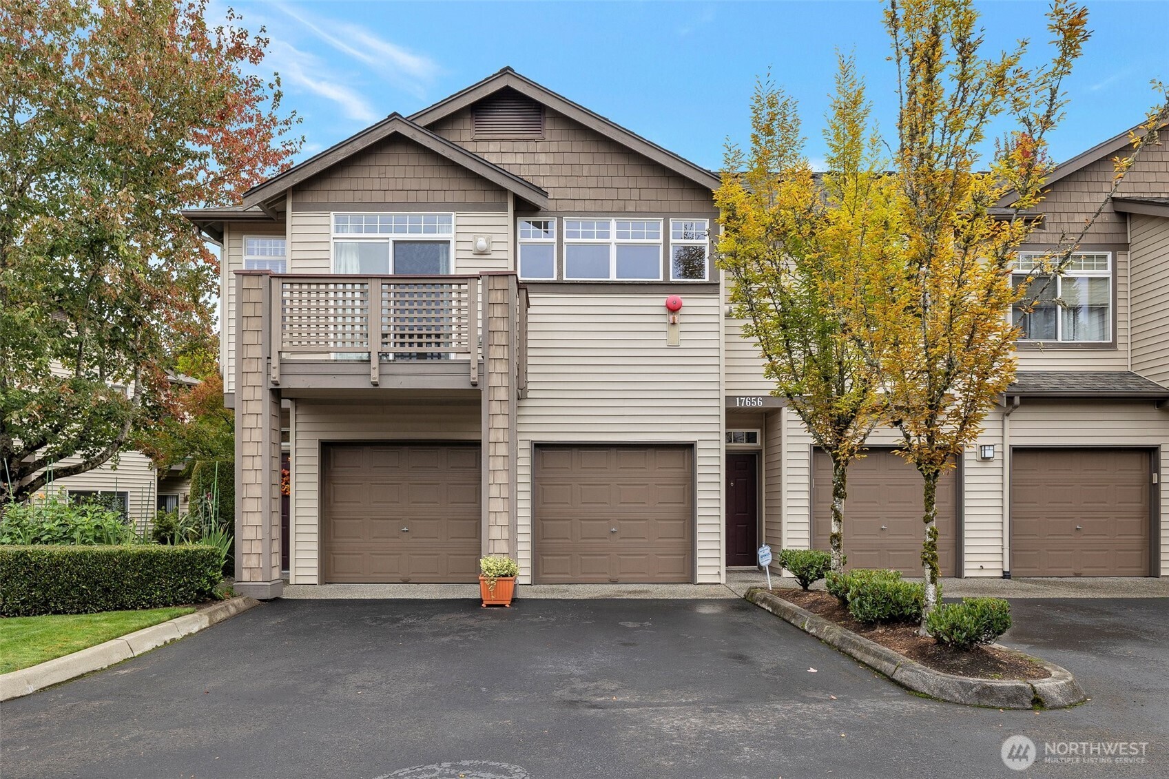 Welcome to this stylish and inviting one-bedroom, one-bath condo in the desirable Red Mill community! The bright, open floor plan features impressive 9-foot ceilings, beautiful hardwood flooring, plush carpet, granite countertops, and a cozy gas fireplace—perfect for relaxing or entertaining. The well-appointed kitchen includes newer GE appliances, while the dedicated laundry room offers a full-size washer and dryer. Enjoy the convenience of an attached one-car garage and fantastic community amenities, including a clubhouse, spa, fitness center, entertainment room, and seasonal outdoor pool. Ideally located near Fairwood shopping, dining, and everyday conveniences, with easy access to downtown Renton.