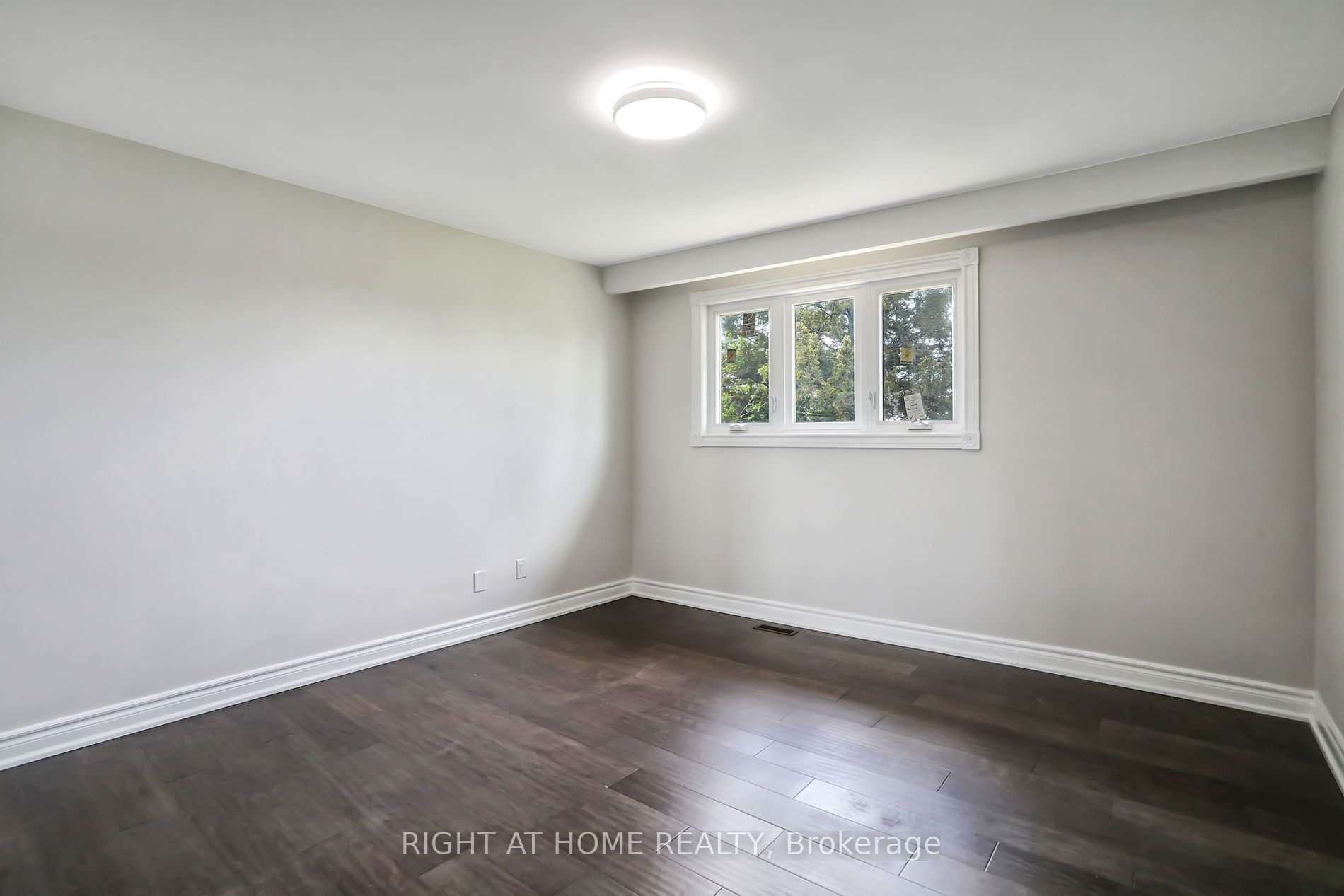 16 Kingsdown Dr Upper