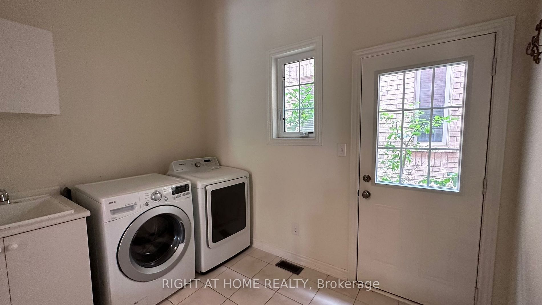 3185 Larry Cres