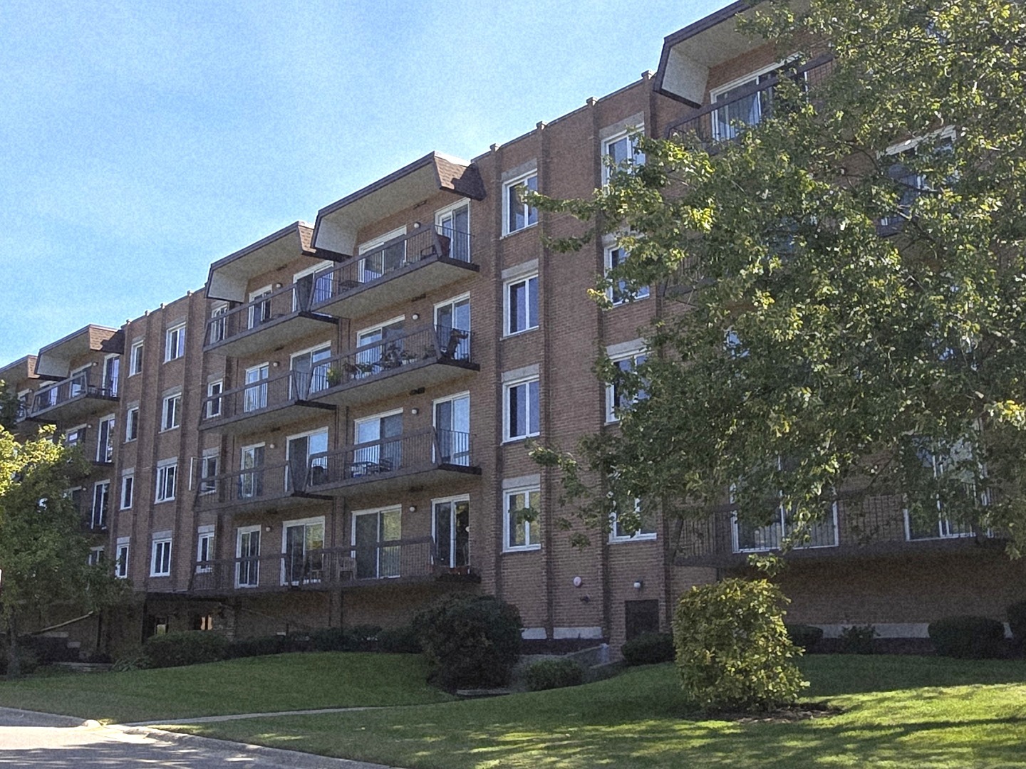 SPACIOUS 2 BR, 2 BA UNIT IN DESIRABLE WASHINGTON COURTE WITH IN-UNIT LAUNDRY. HUGE BALCONY, HEATED INDOOR GARAGE PARKING SPACE. ELEVATOR BUILDING. IN-GROUND OUTDOOR POOL, TENNIS COURTS.MARBLE KITCHEN FLOOR,wood laminate living room, SCENIC PONDS, FABULOUS LOCATION! CONVENNIENT TO EVERYTHING!.parking garage  No 3